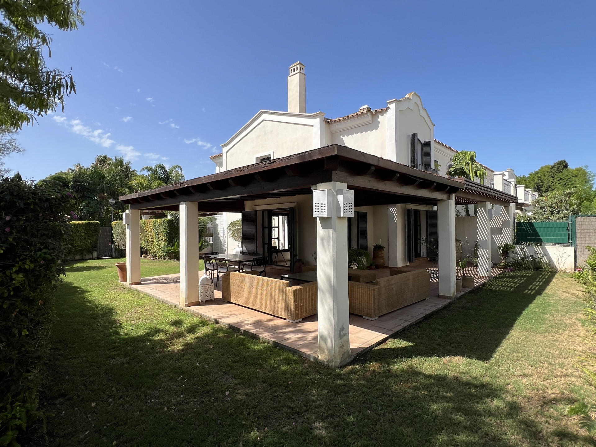 Exclusive  & Luxury corner townhouse in Guadalmina Baja