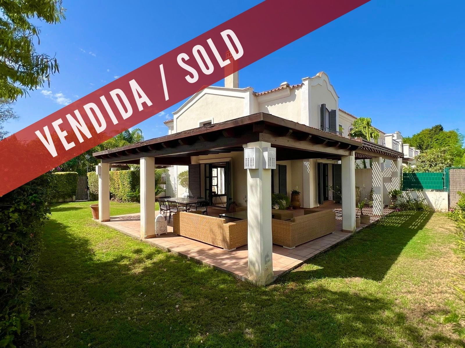 Exclusiva y lujosa casa adosada en esquina en Guadalmina Baja