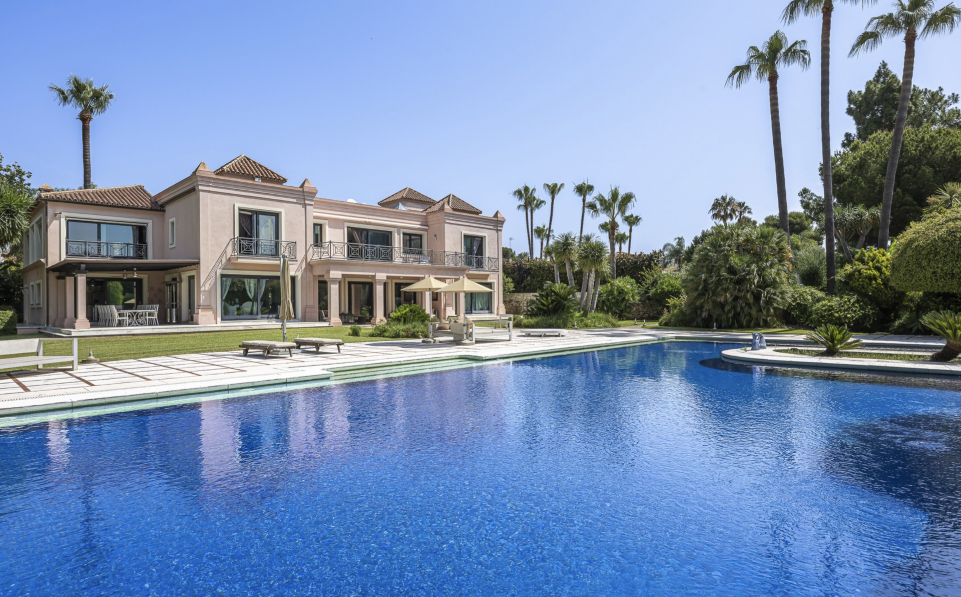 Luxury second line beach mansion in El Paraiso Bajo - Estepona