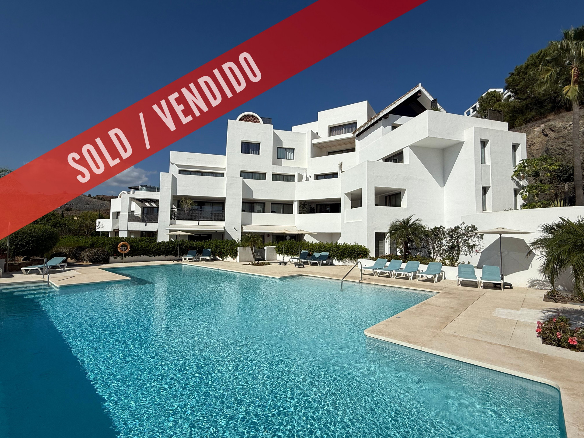 Oportunidad única en el moderno y seguro complejo cerrado TEE 5, en primera línea de golf en Los Flamingos Golf.