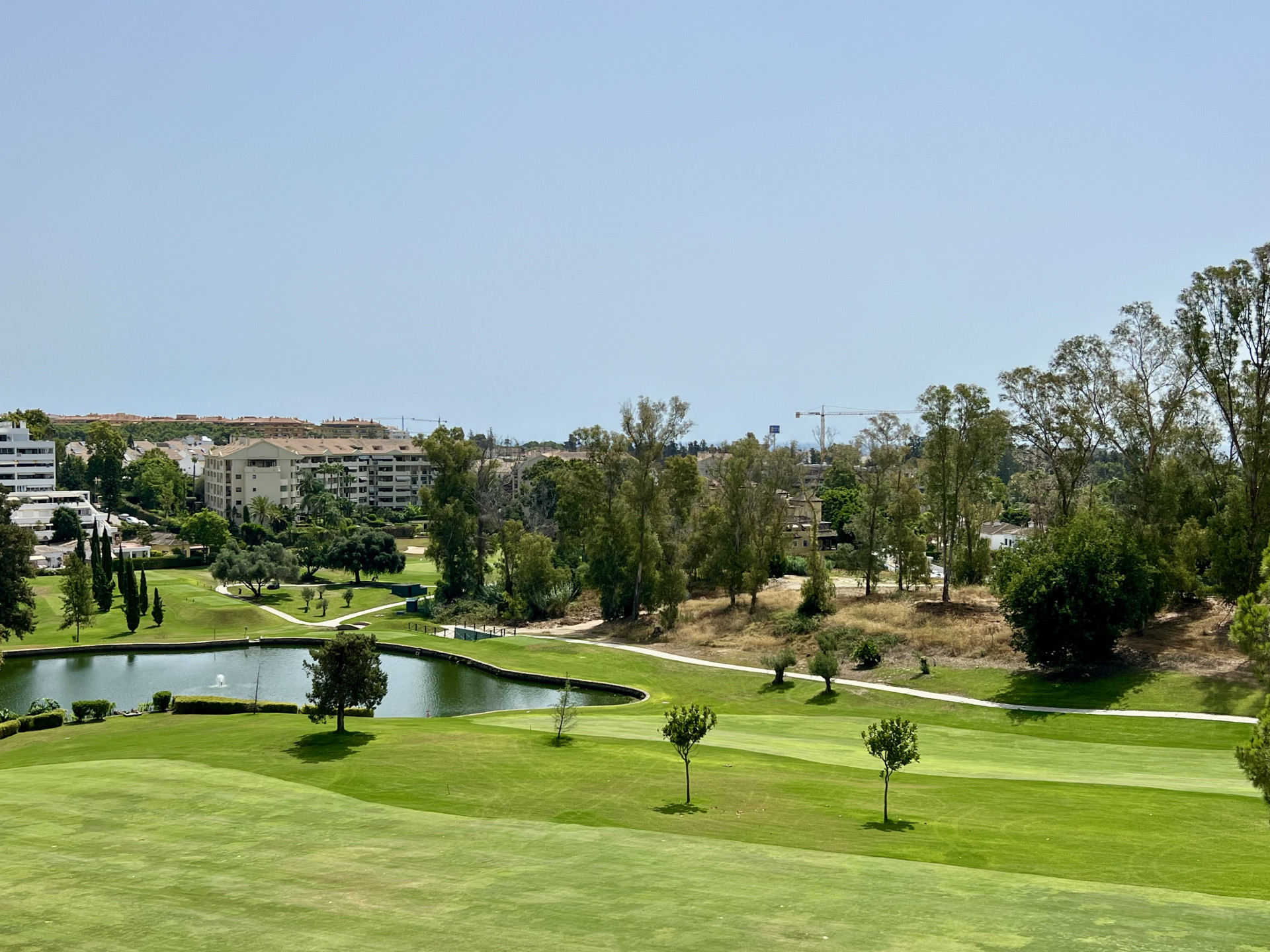 Exclusivo Ático Dúplex en Primera Línea de Golf en Guadalmina Alta