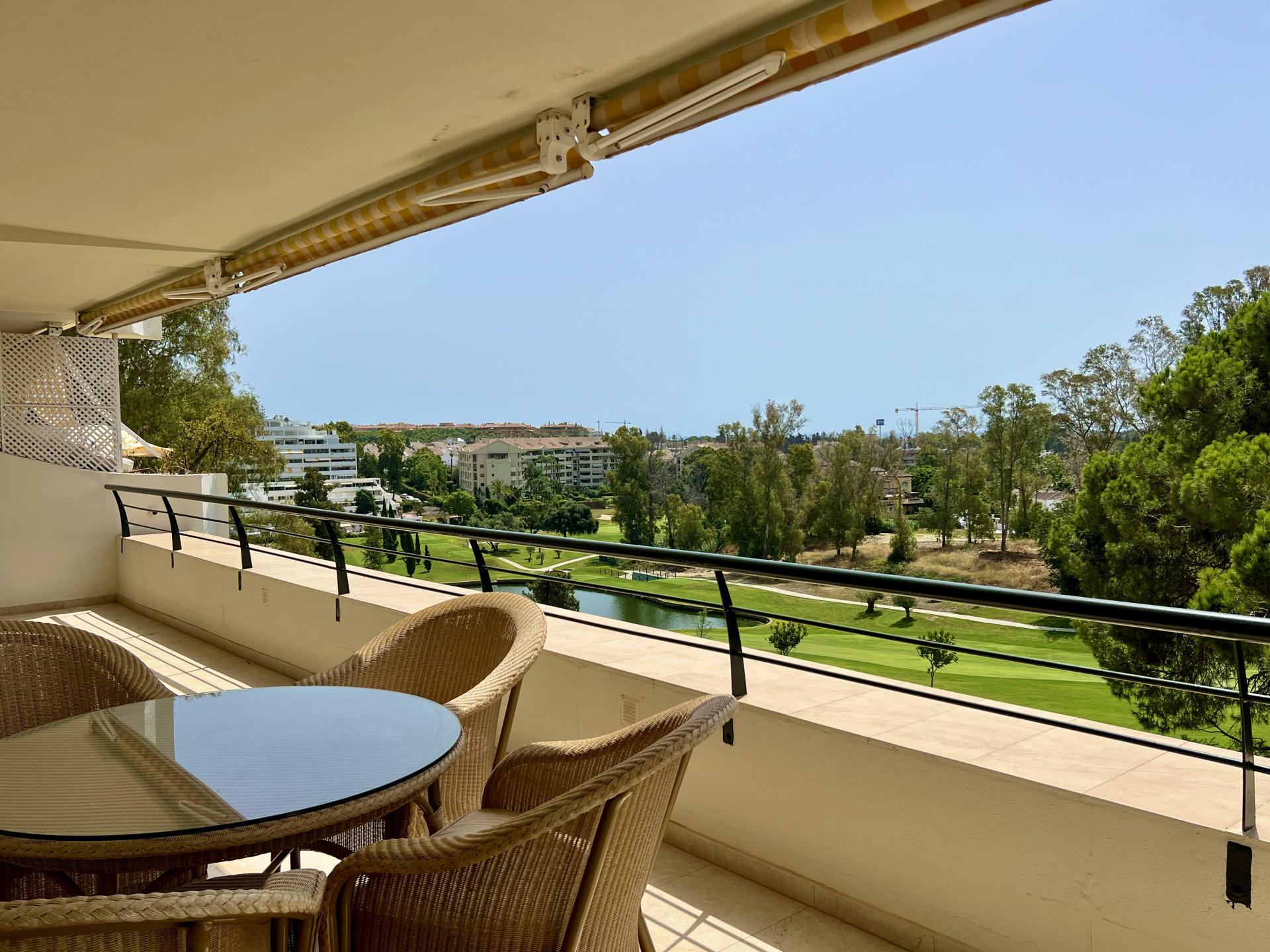 Exclusivo Ático Dúplex en Primera Línea de Golf en Guadalmina Alta