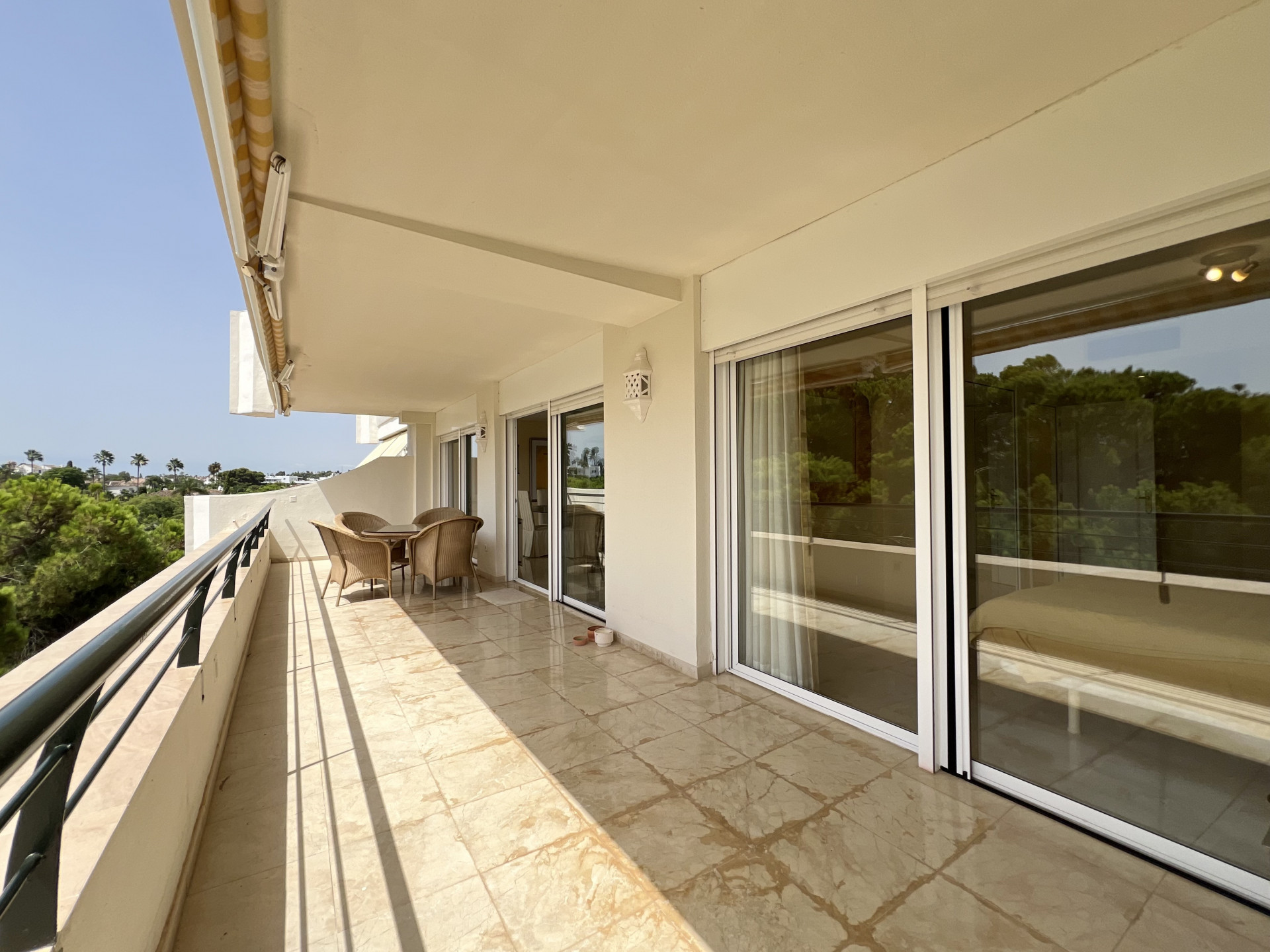 Exclusivo Ático Dúplex en Primera Línea de Golf en Guadalmina Alta