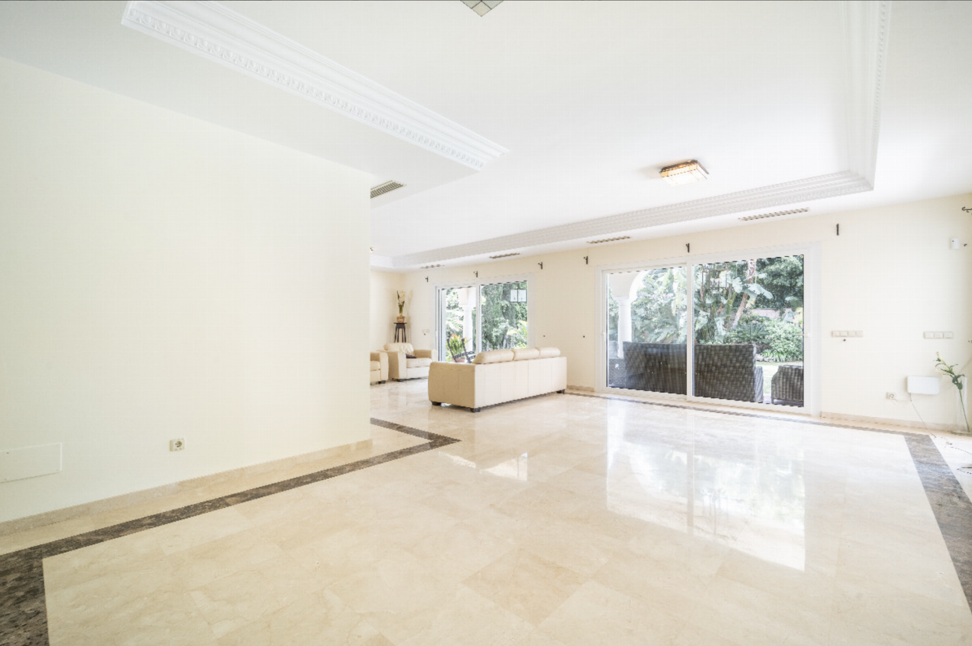 A unique and interesting investment opportunity, to renovate and reform a classic Andalucian villa into the perfect family home.