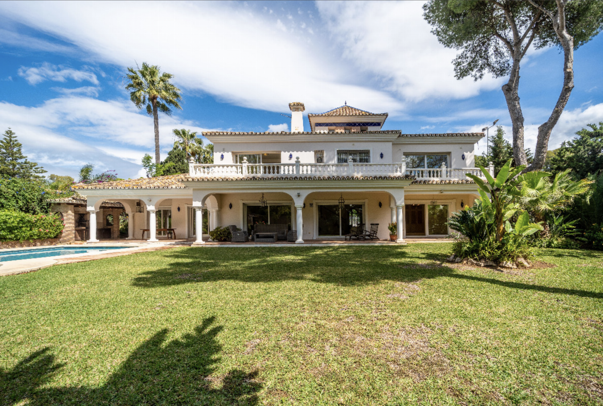 A unique and interesting investment opportunity, to renovate and reform a classic Andalucian villa into the perfect family home.