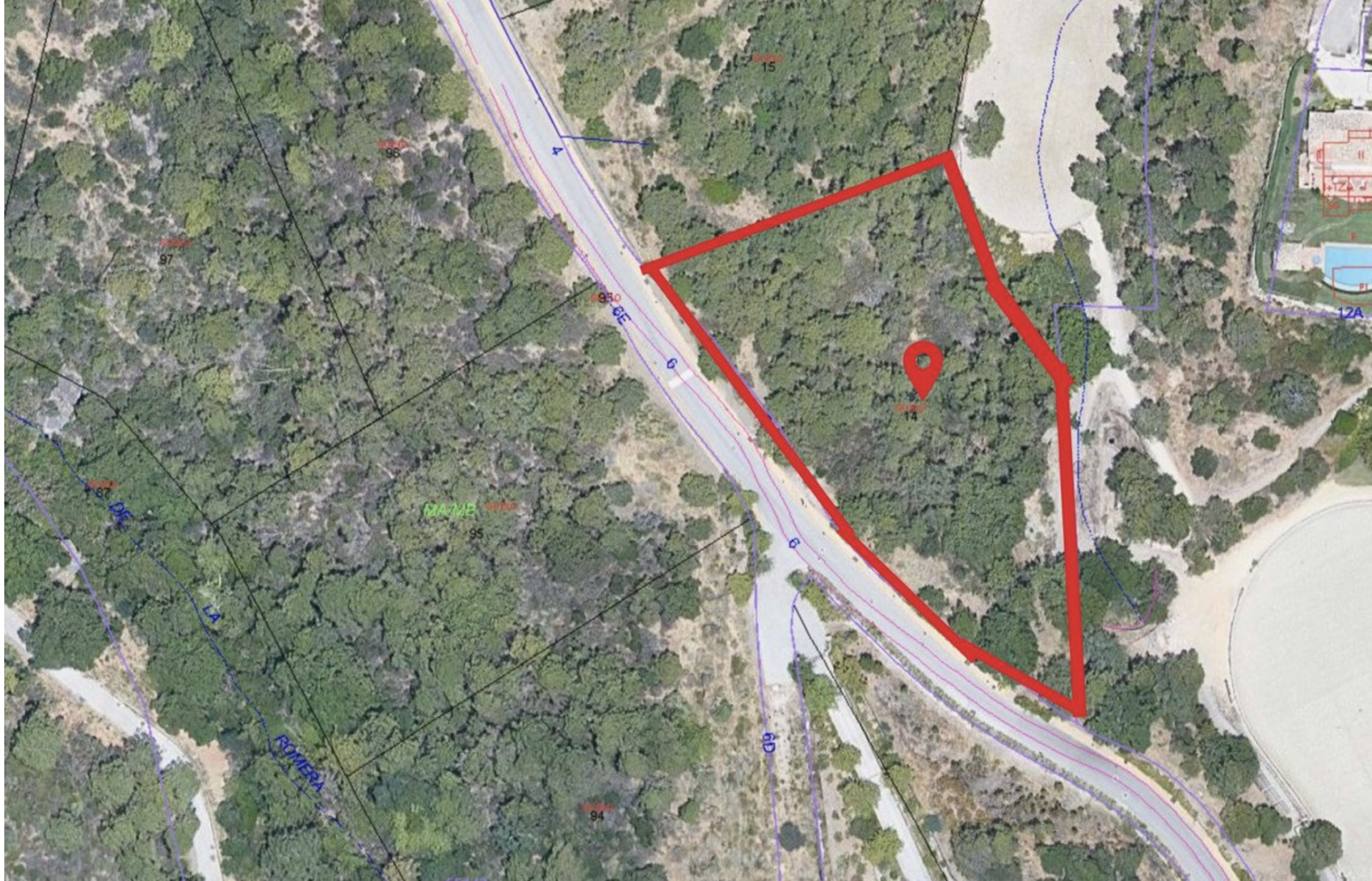 Terrain de 4 901 m² pour construire une villa de luxe de 650 m² dans la communauté fermée du Marbella Club Golf Resort avec vue