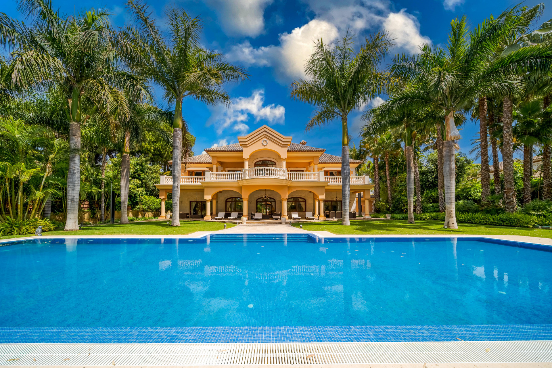 Luxurious 8-bedroom beachside Villa in Guadalmina Baja with large plot and a private Spa