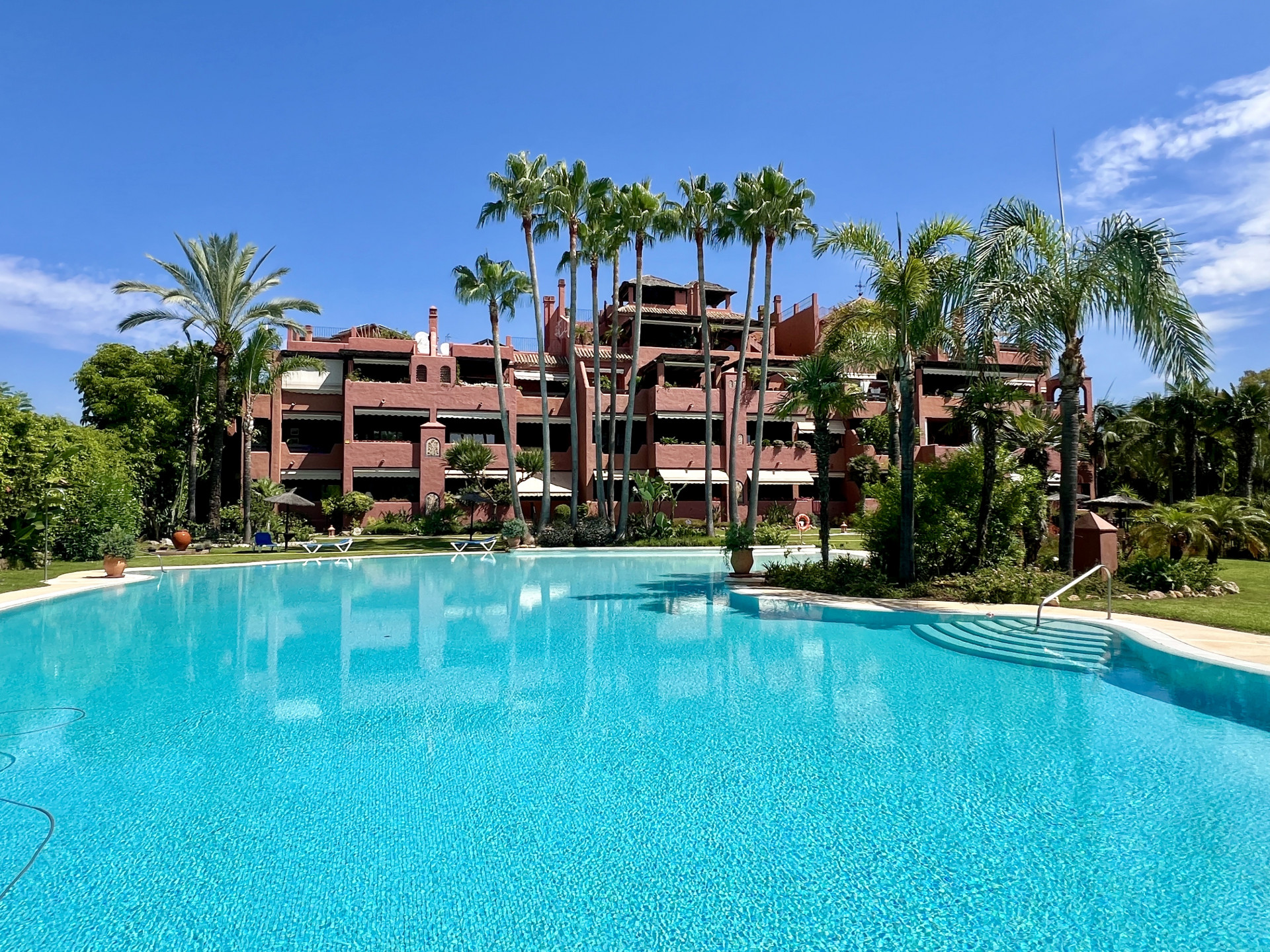 Appartement spacieux au premier étage situé dans un complexe privé en première ligne de plage à Guadalmina Baja