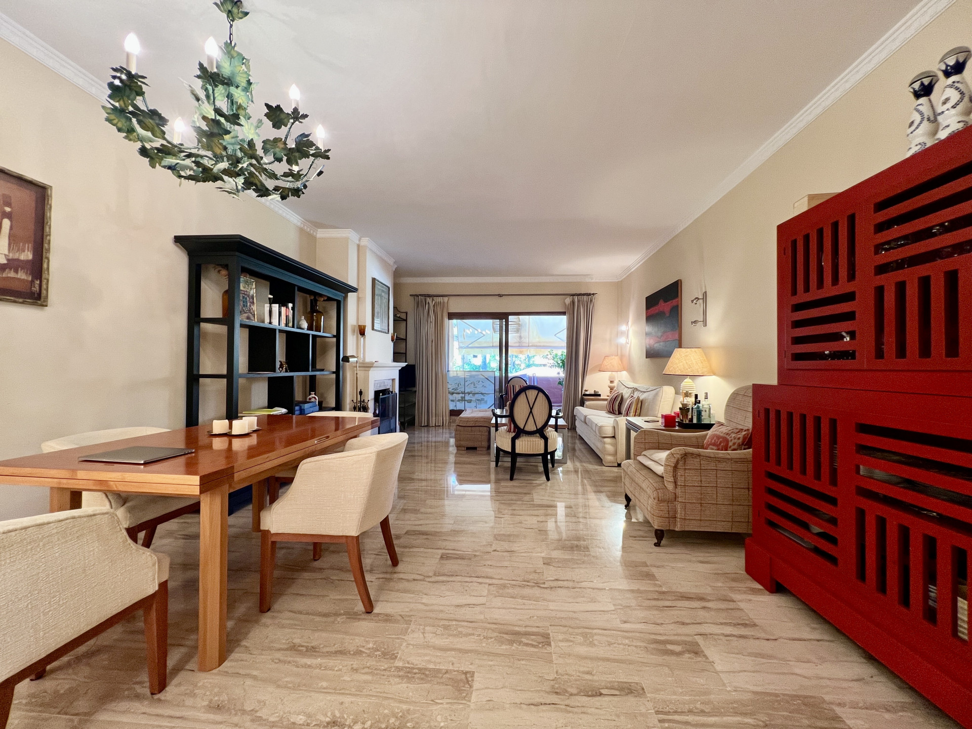 Appartement spacieux au premier étage situé dans un complexe privé en première ligne de plage à Guadalmina Baja