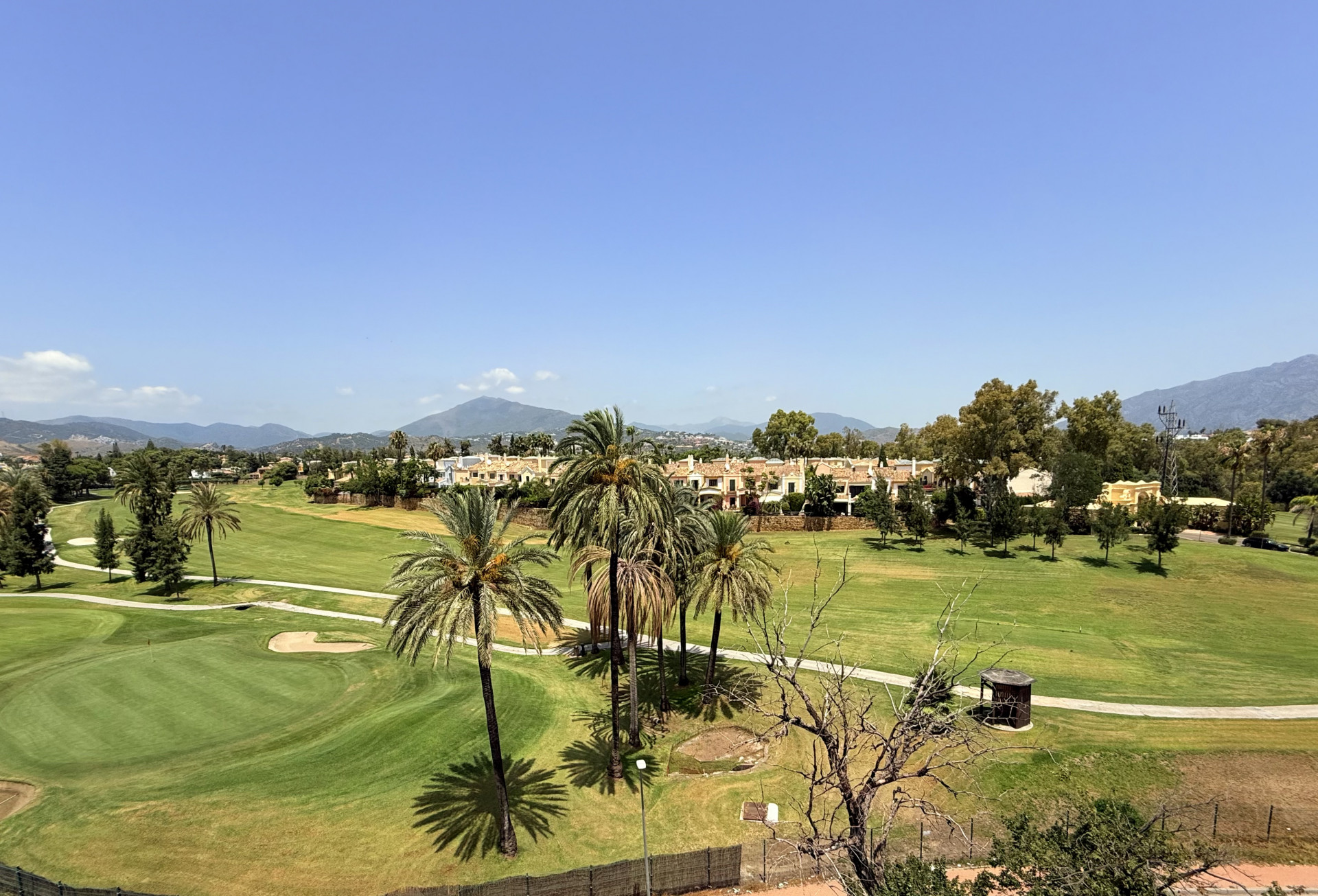 Amplio dúplex de esquina en primera línea de golf en Guadalmina Alta