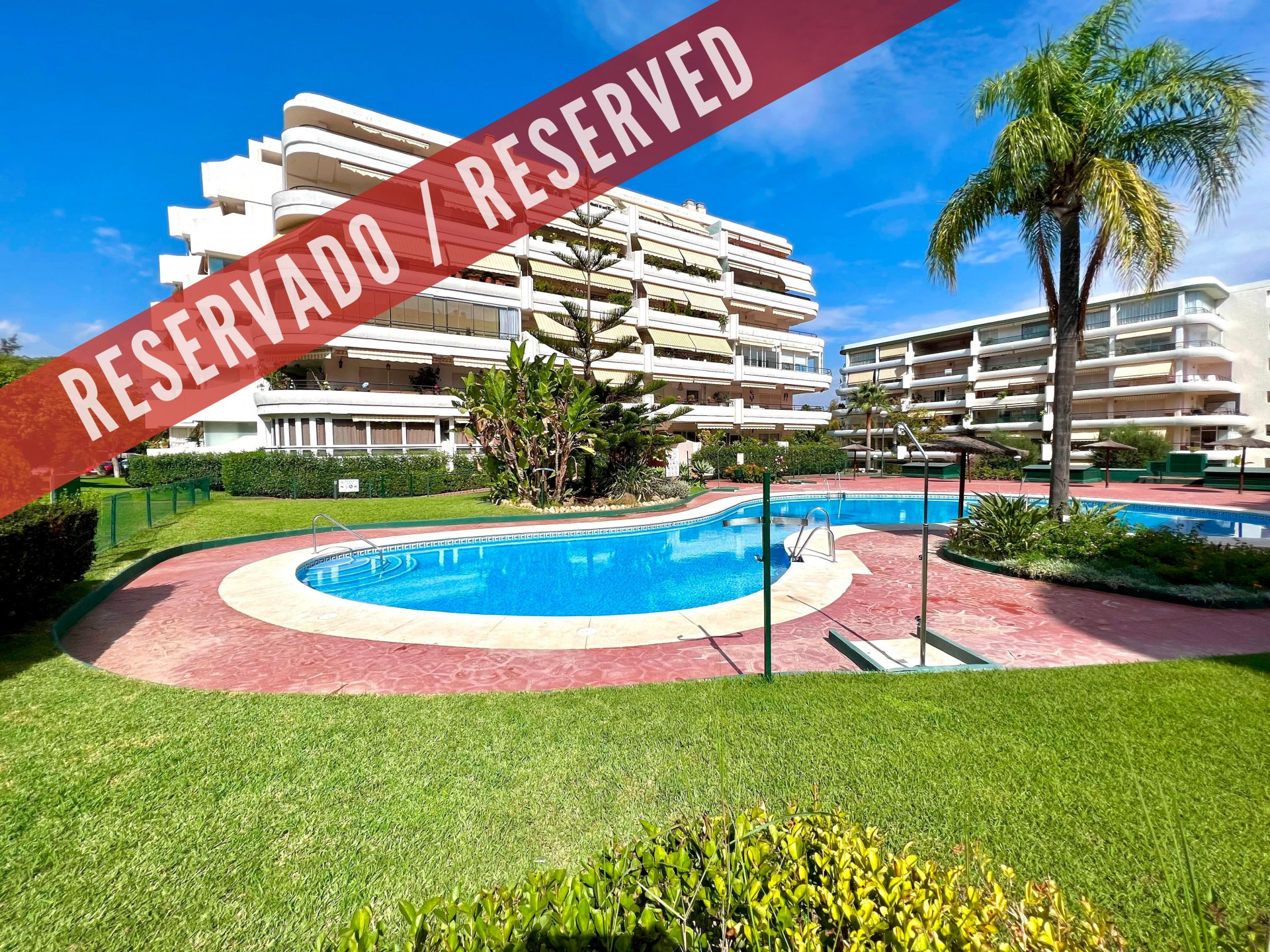 Grand duplex d’angle en première ligne de golf à Guadalmina Alta