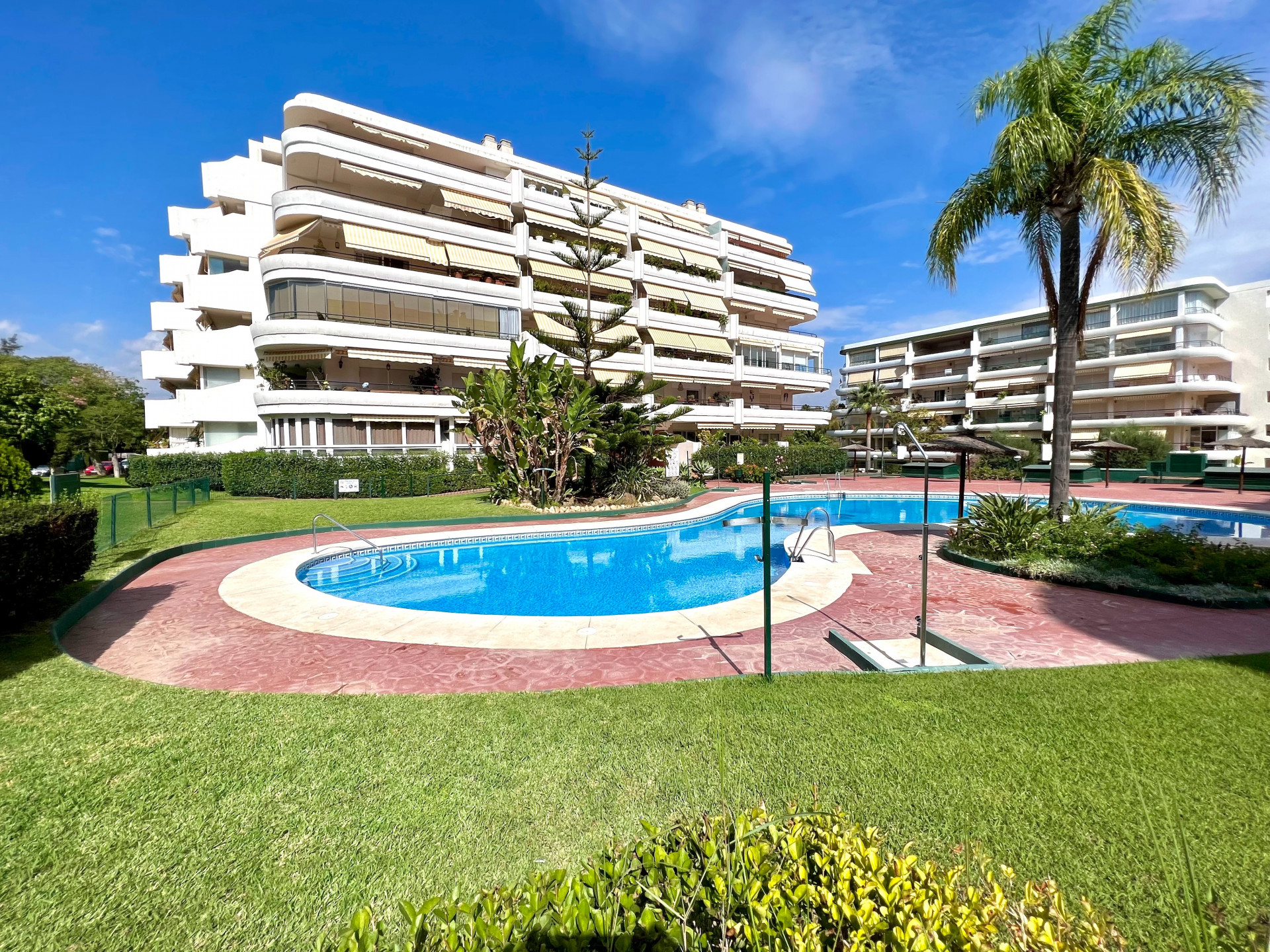 Amplio dúplex de esquina en primera línea de golf en Guadalmina Alta