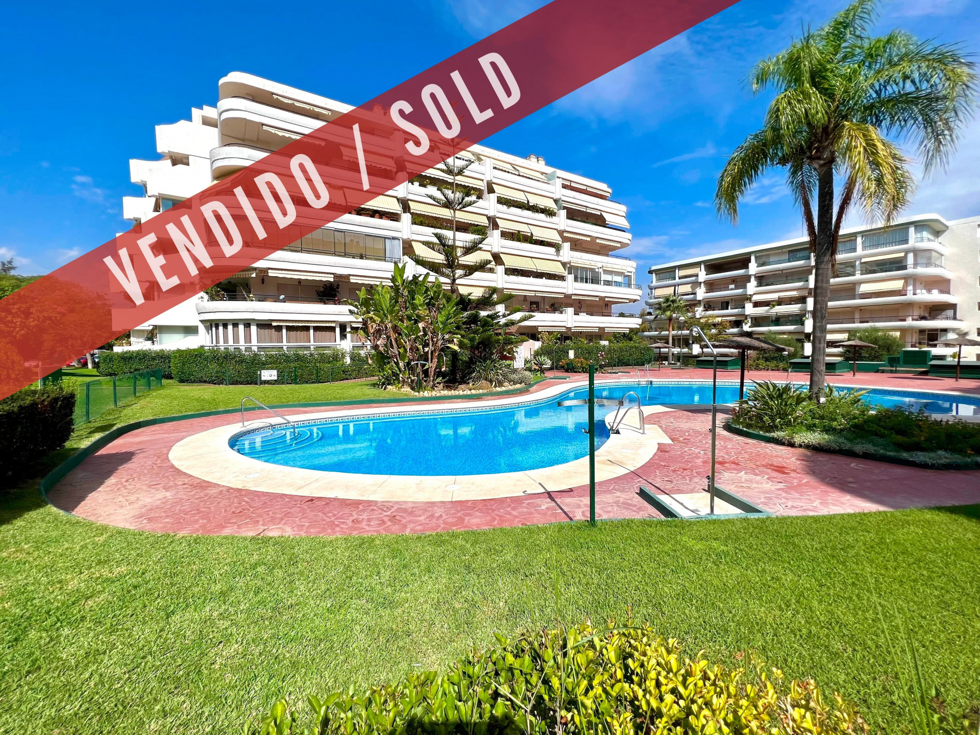 Amplio dúplex de esquina en primera línea de golf en Guadalmina Alta