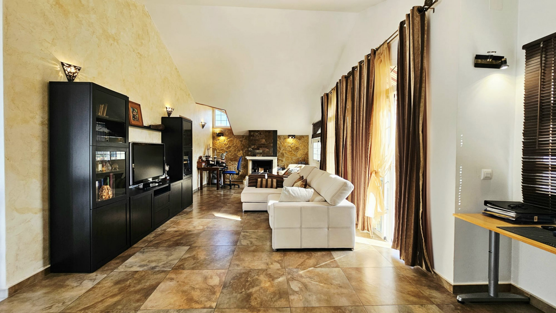 Guadalmina Alta - Valle del Sol -Charming Two-Storey Villa with Spacious Rooms and Terraces