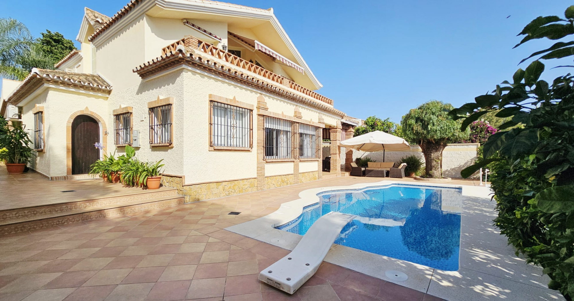 Guadalmina Alta - Valle del Sol -Charming Two-Storey Villa with Spacious Rooms and Terraces