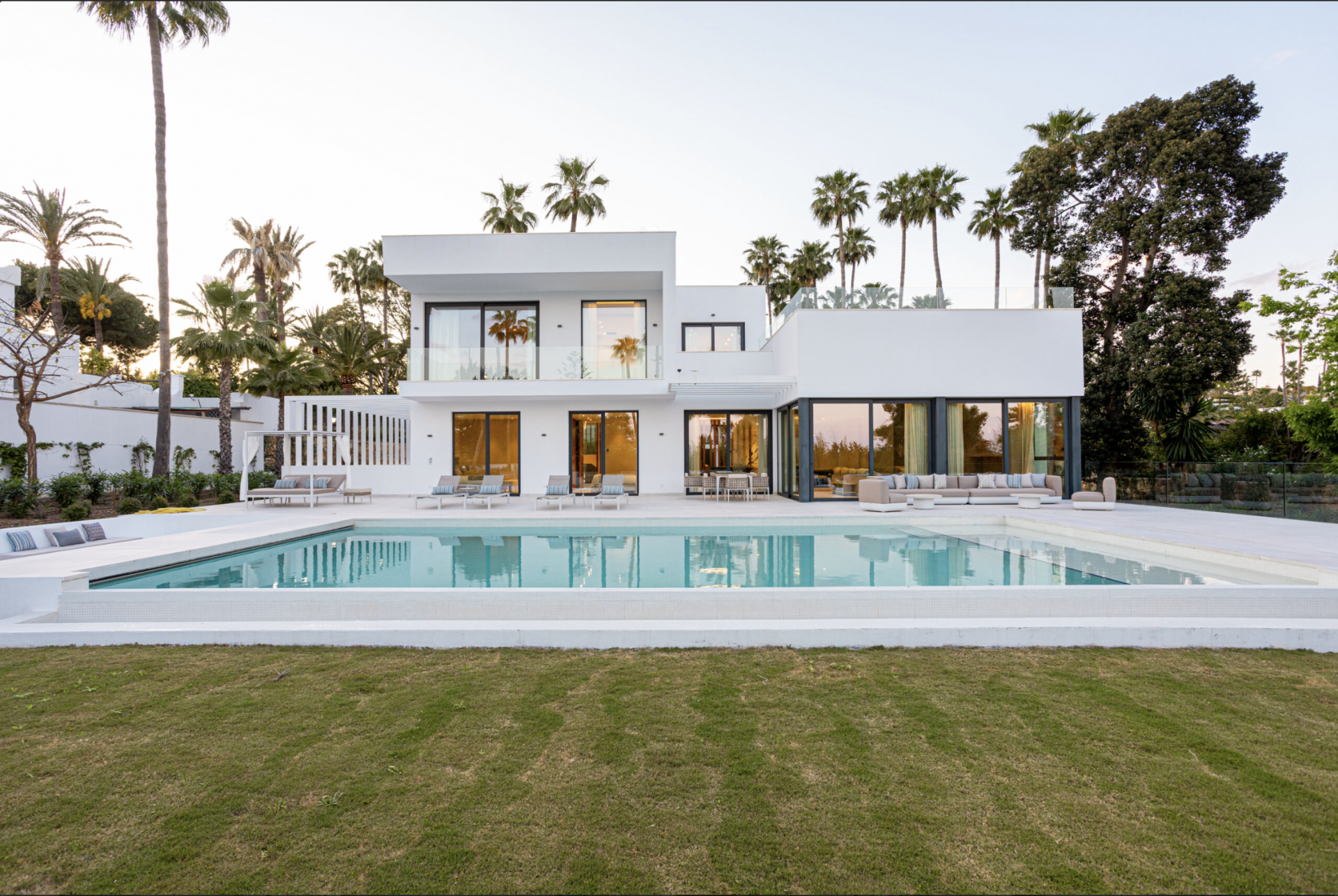 BEAUTIFUL CONTEMPORARY VILLA IN EL PARAISO, NEW GOLDEN MILE. READY TO MOVE IN!!