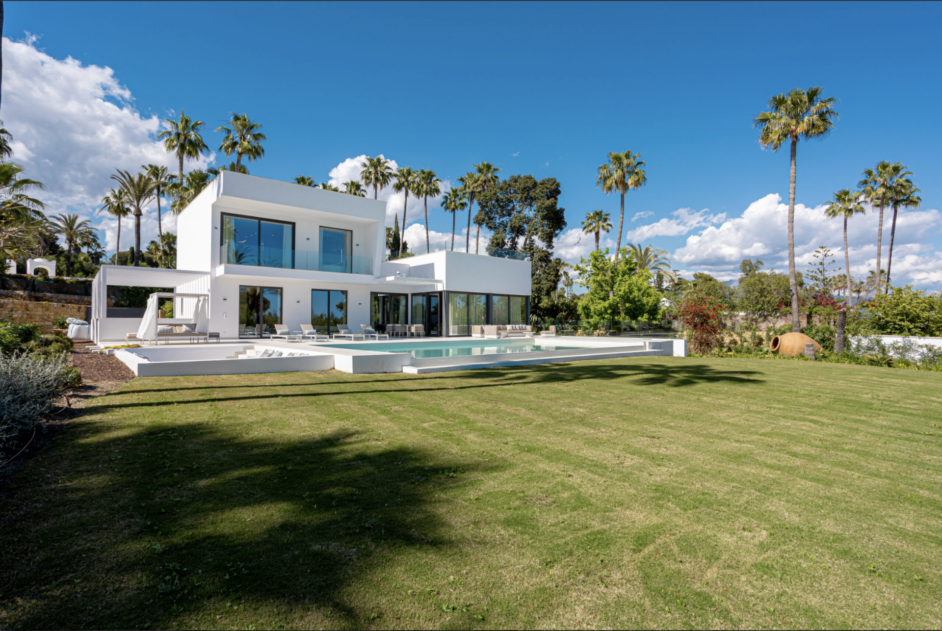 BEAUTIFUL CONTEMPORARY VILLA IN EL PARAISO, NEW GOLDEN MILE. READY TO MOVE IN!!