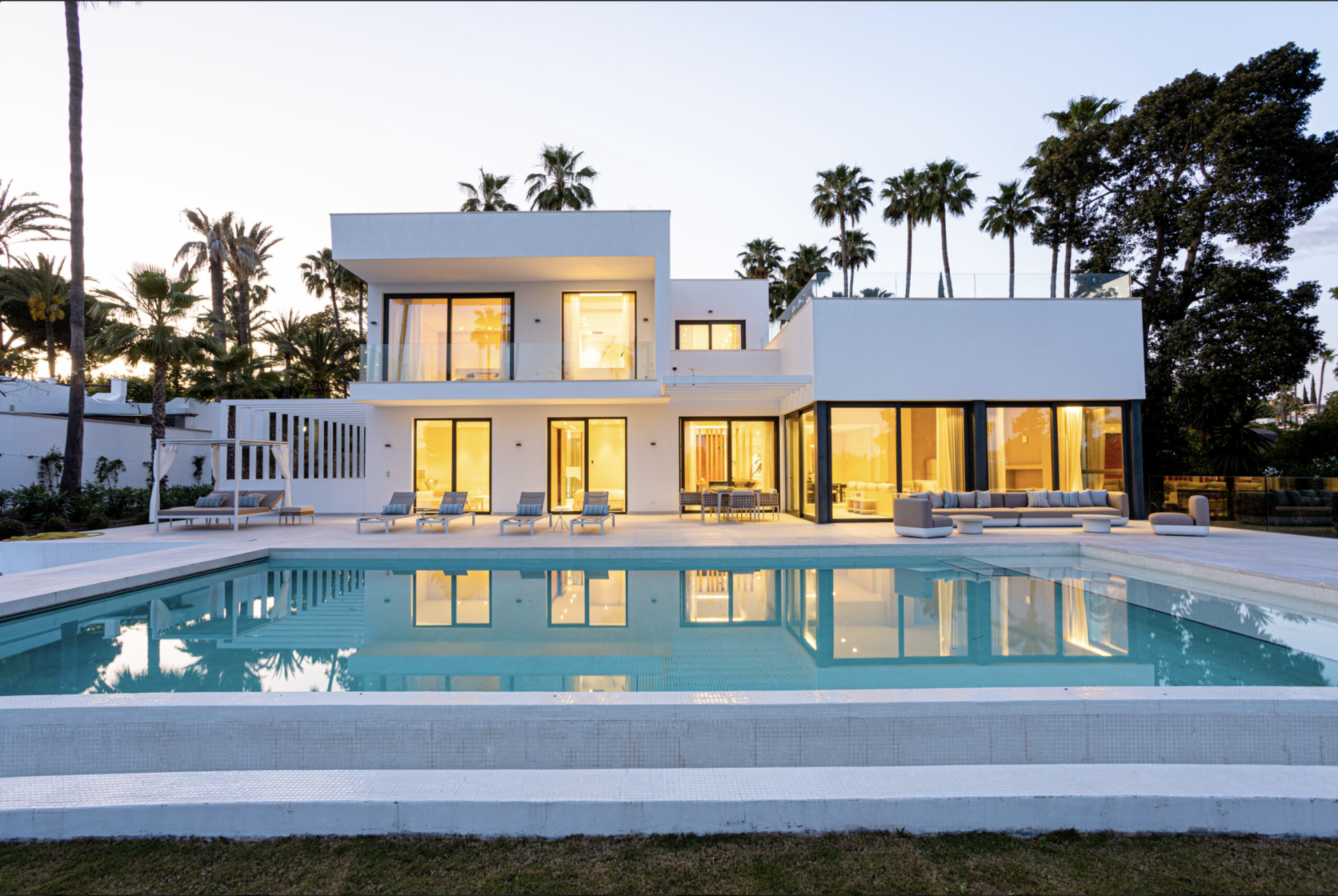 BEAUTIFUL CONTEMPORARY VILLA IN EL PARAISO, NEW GOLDEN MILE. READY TO MOVE IN!!