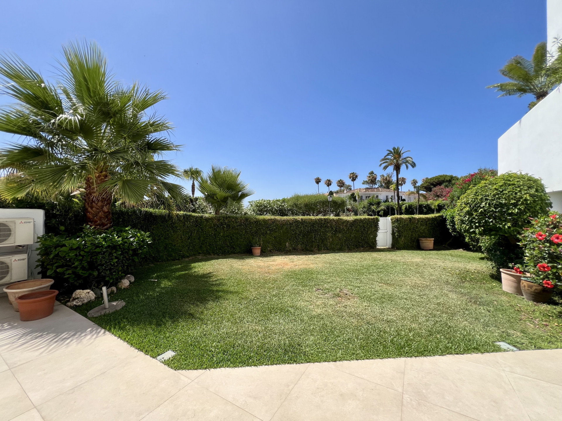 Excellent location! Beachfront urbanization in Guadalmina Baja, Marbella.
