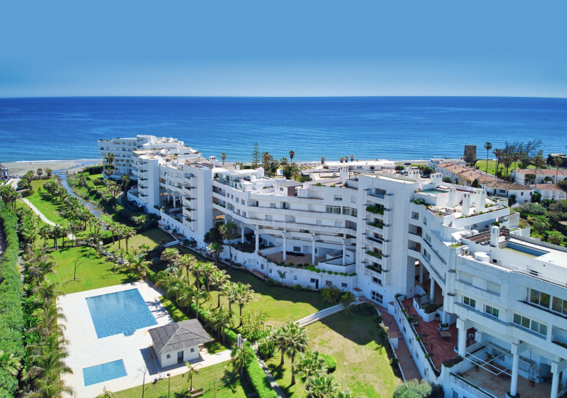 Excellent location! Beachfront urbanization in Guadalmina Baja, Marbella.