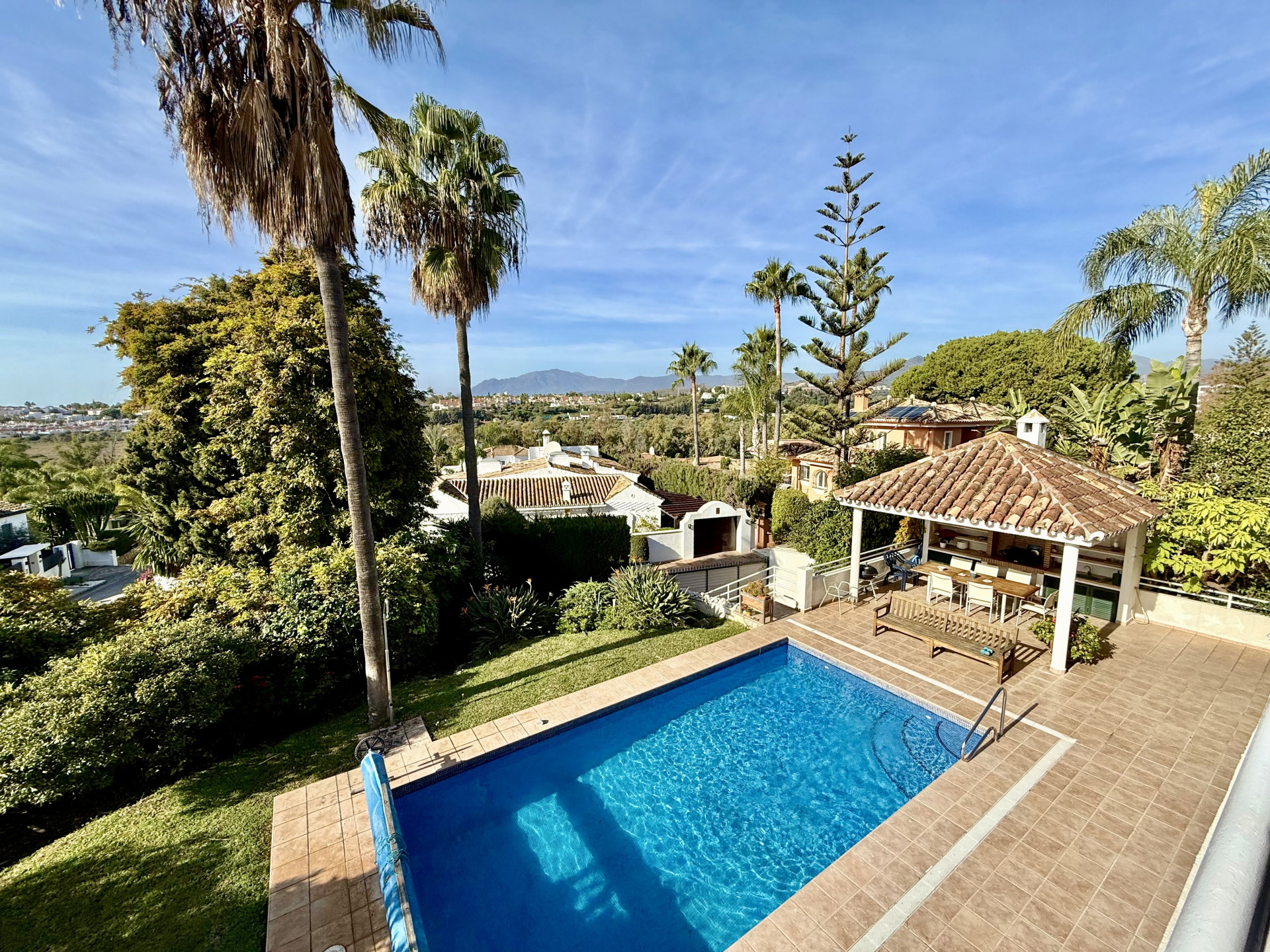 Bonita villa de estilo contemporáneo situada en una calle tranquila de Guadalmina Alta