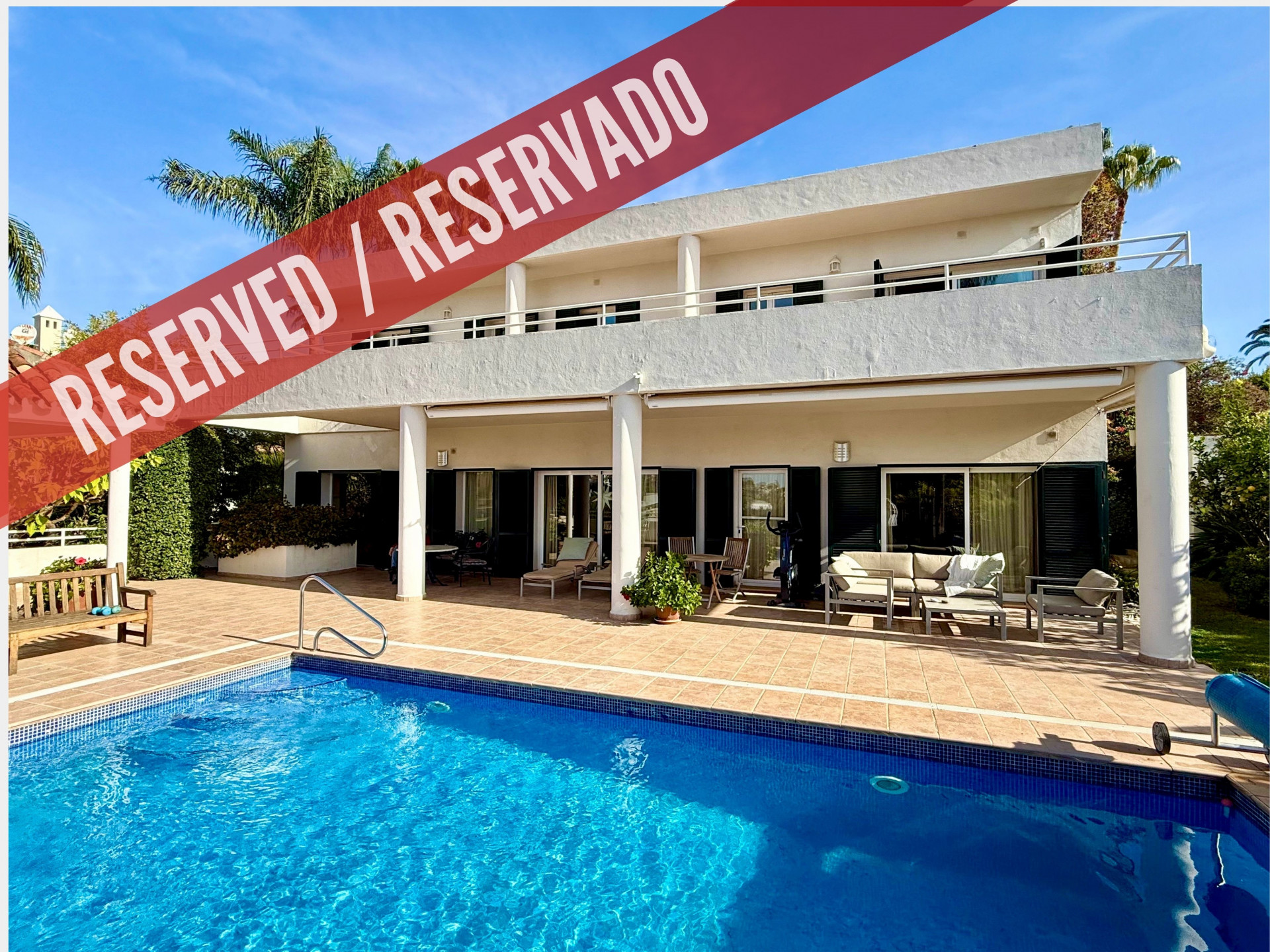 Bonita villa de estilo contemporáneo situada en una calle tranquila de Guadalmina Alta