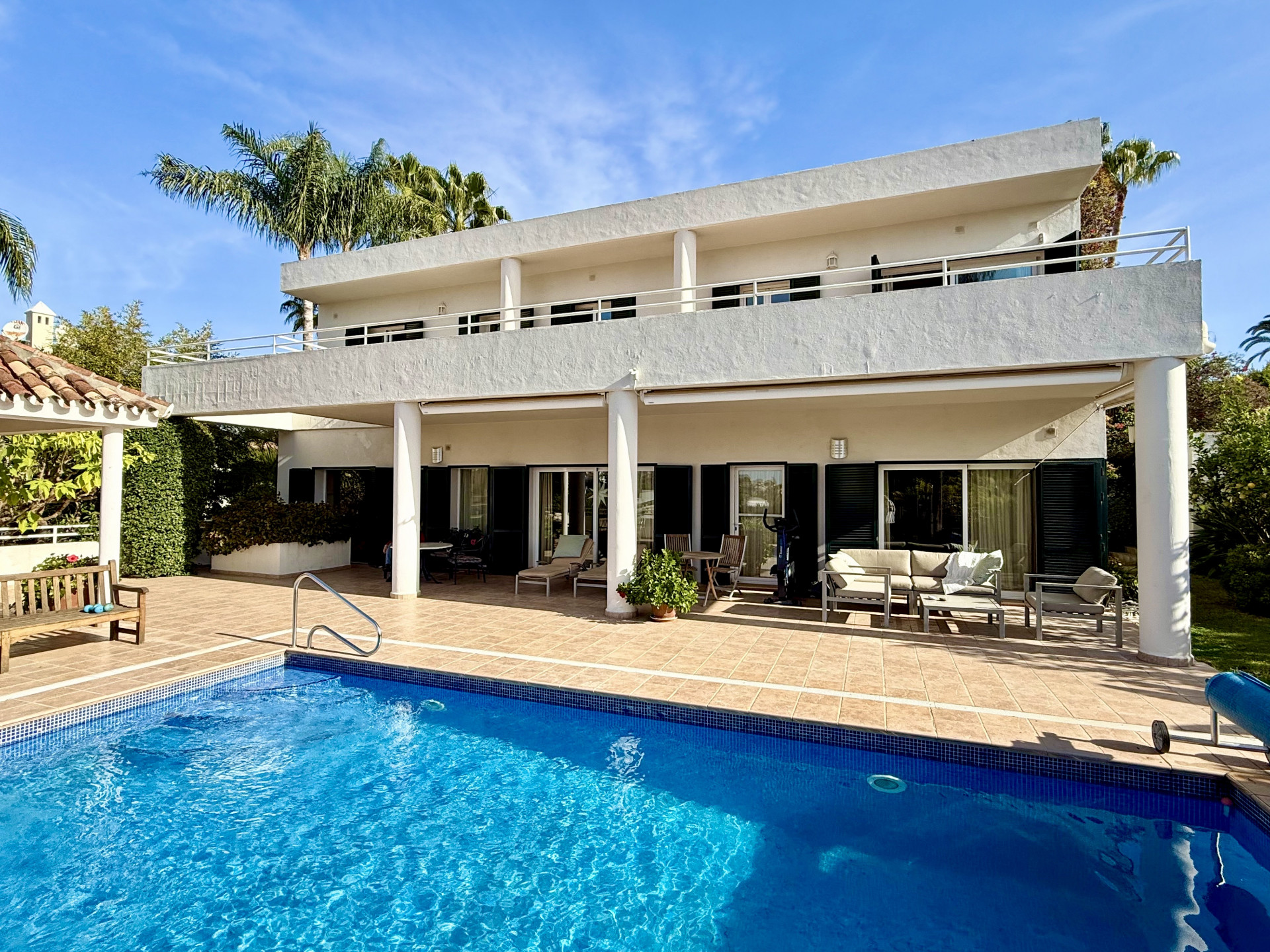 Bonita villa de estilo contemporáneo situada en una calle tranquila de Guadalmina Alta