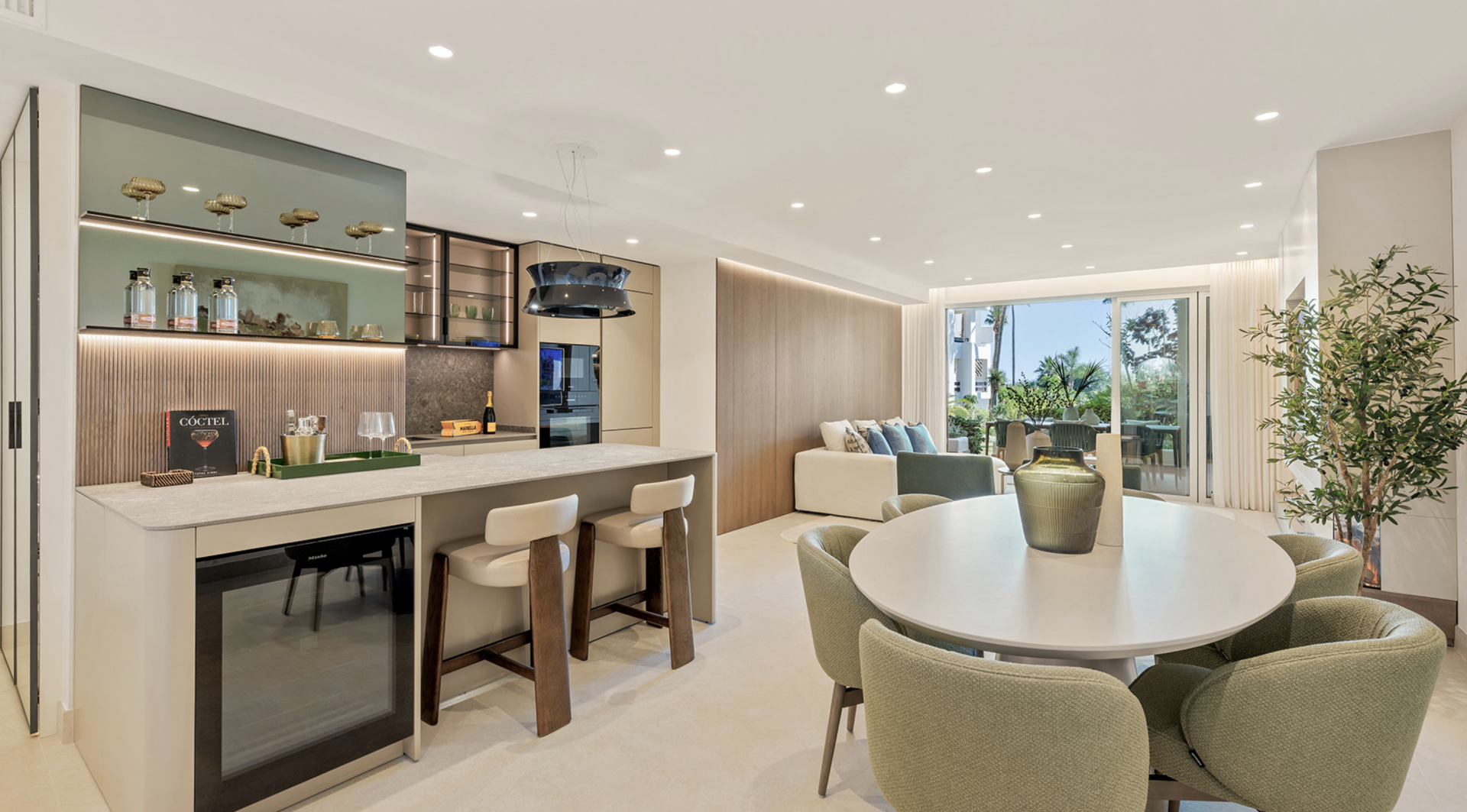 Ground floor apartment in a luxurious first line beach community located at one of the finest beaches in Estepona