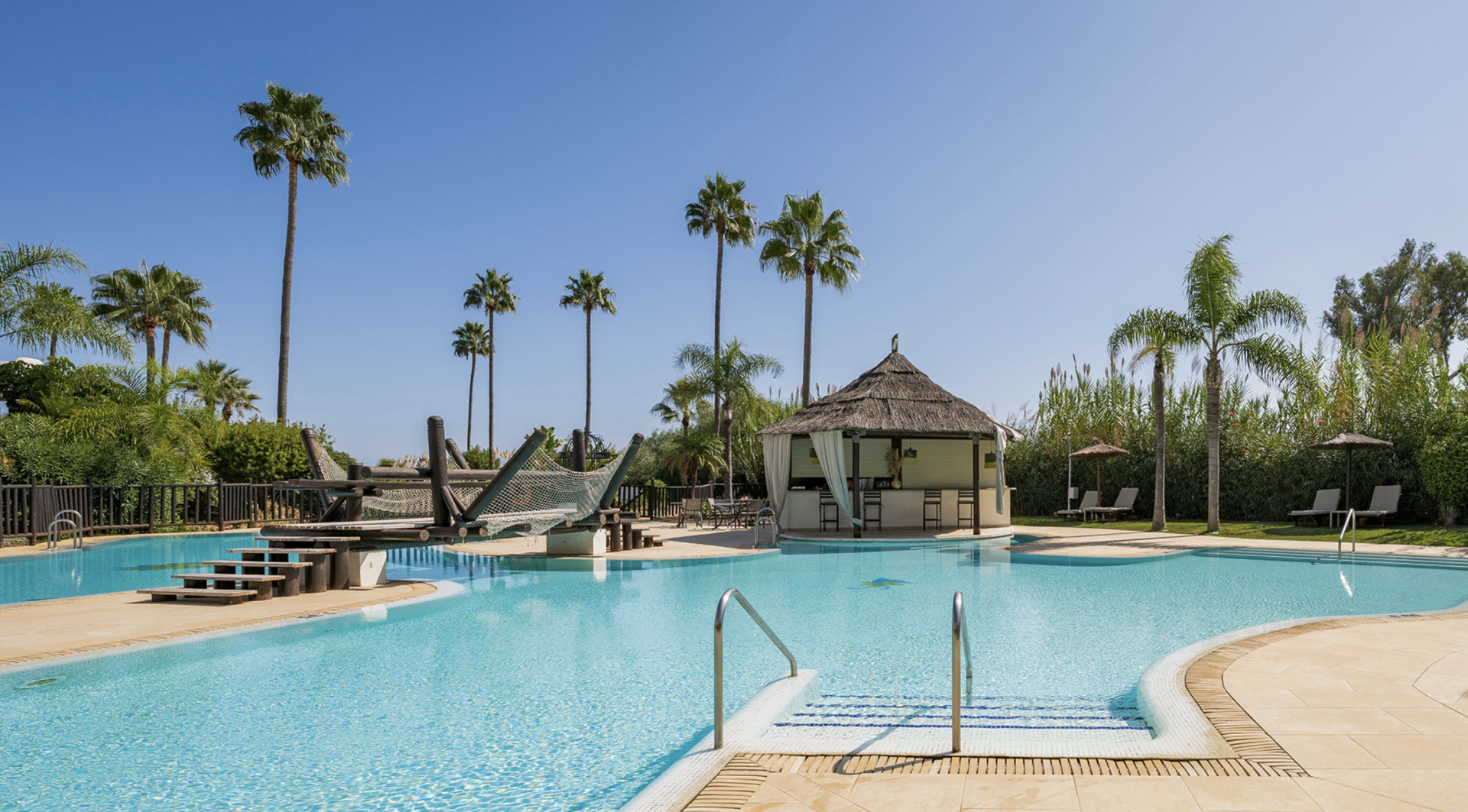 Ground floor apartment in a luxurious first line beach community located at one of the finest beaches in Estepona