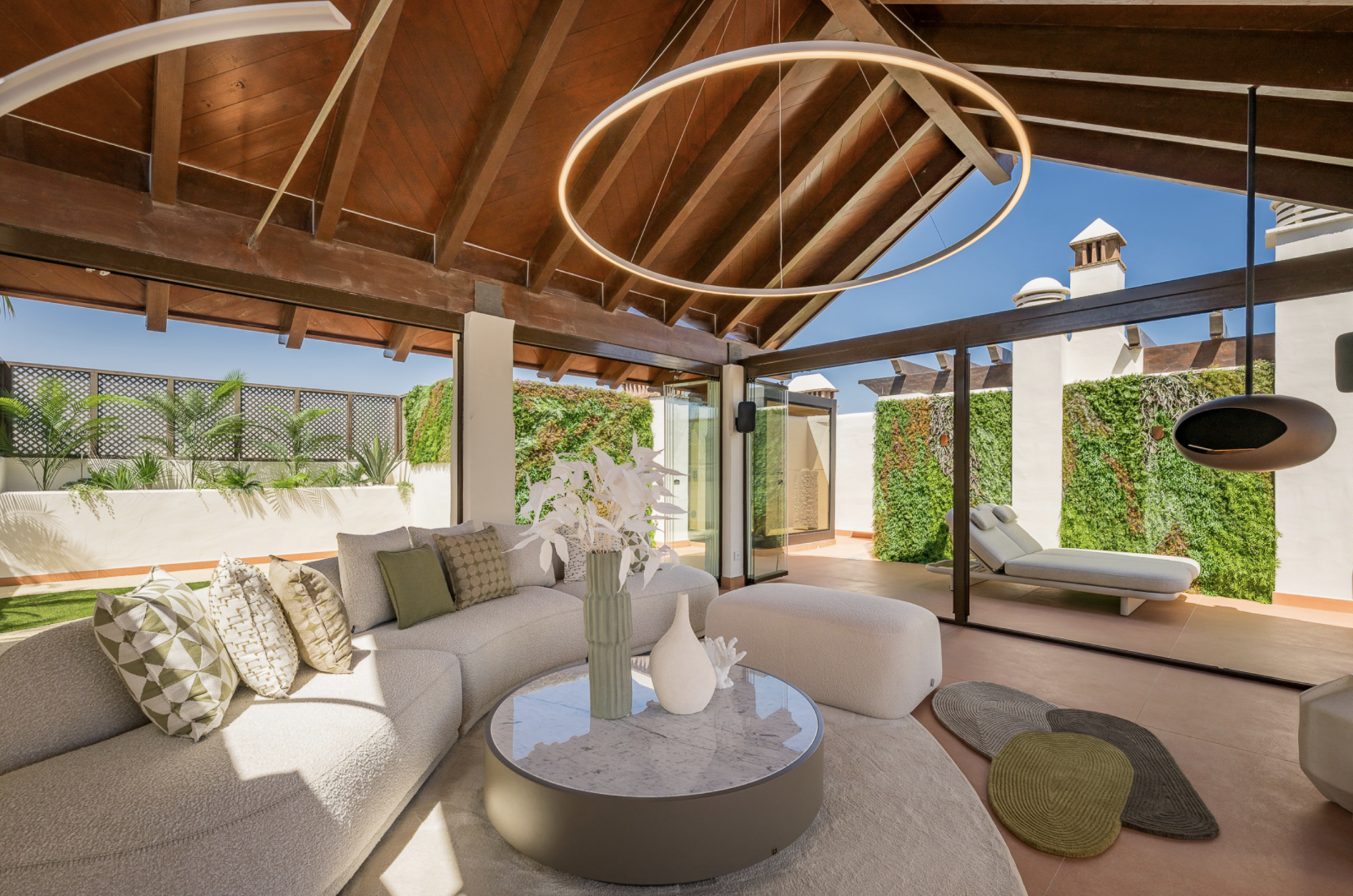 Ático dúplex situado en una lujosa urbanización en primera línea de playa, ubicada en una de las mejores playas de Estepona.