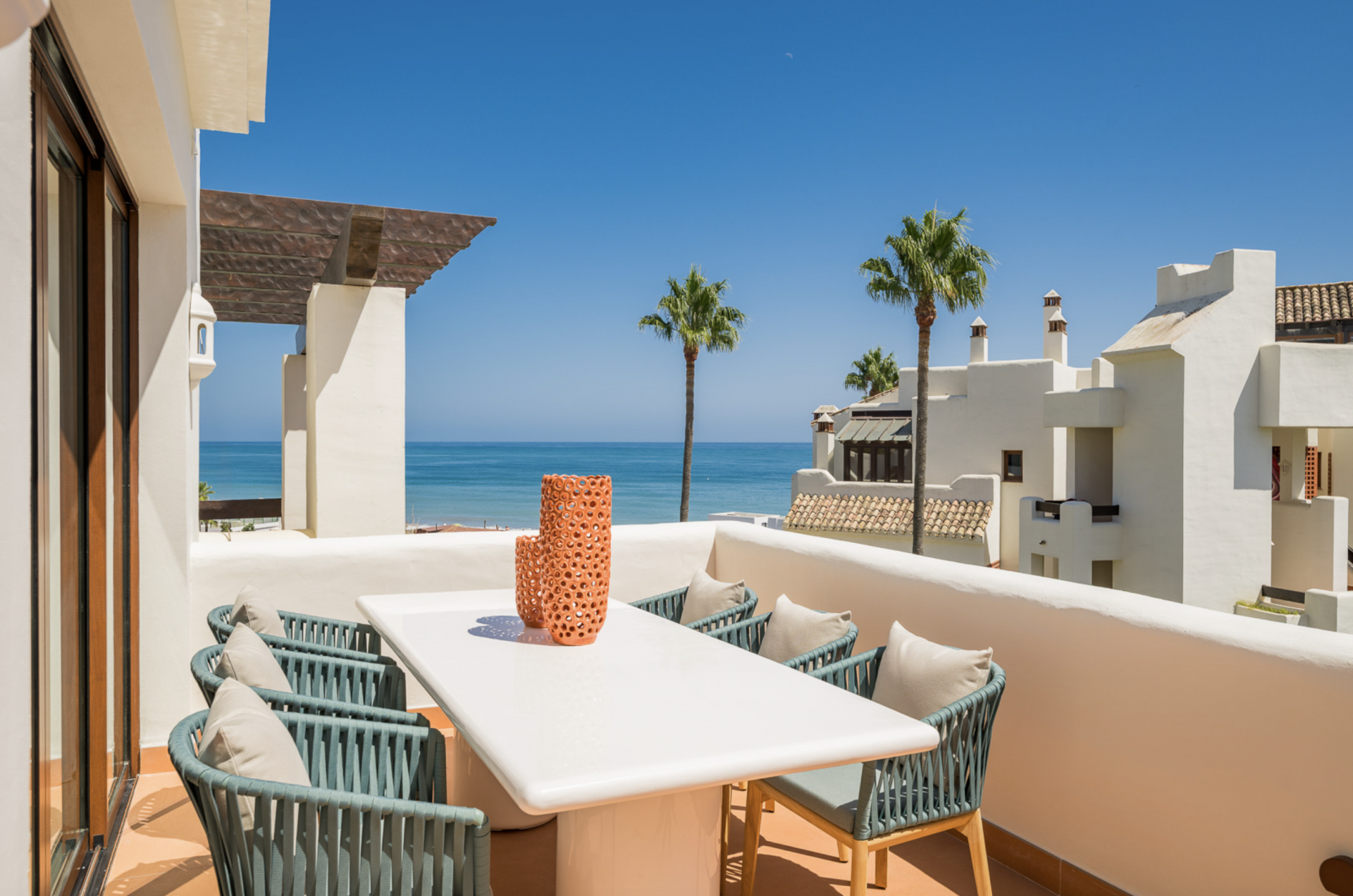 Ático dúplex situado en una lujosa urbanización en primera línea de playa, ubicada en una de las mejores playas de Estepona.