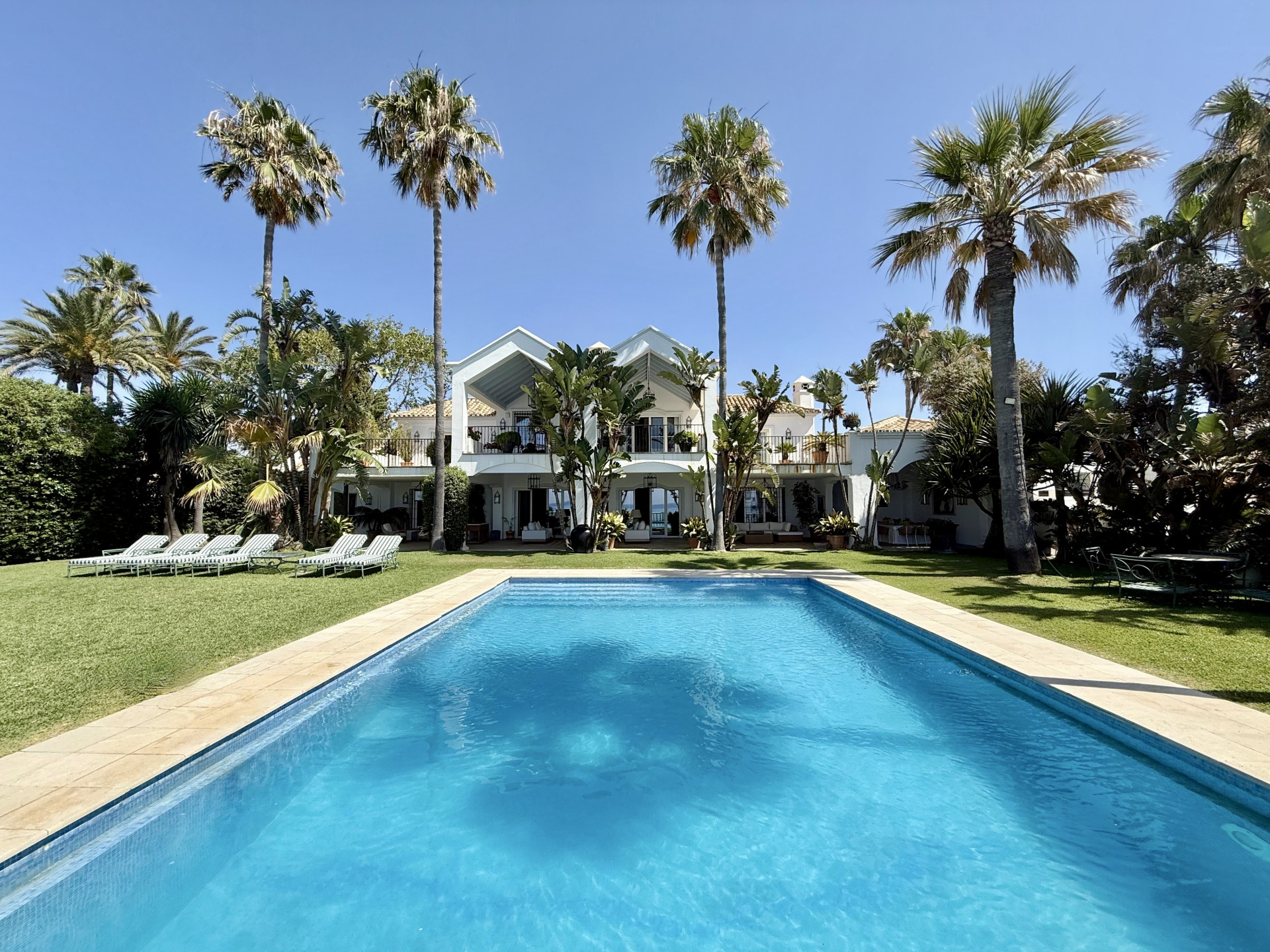 Spectacular luxury beachfront villa in Guadalmina Baja - Casasola