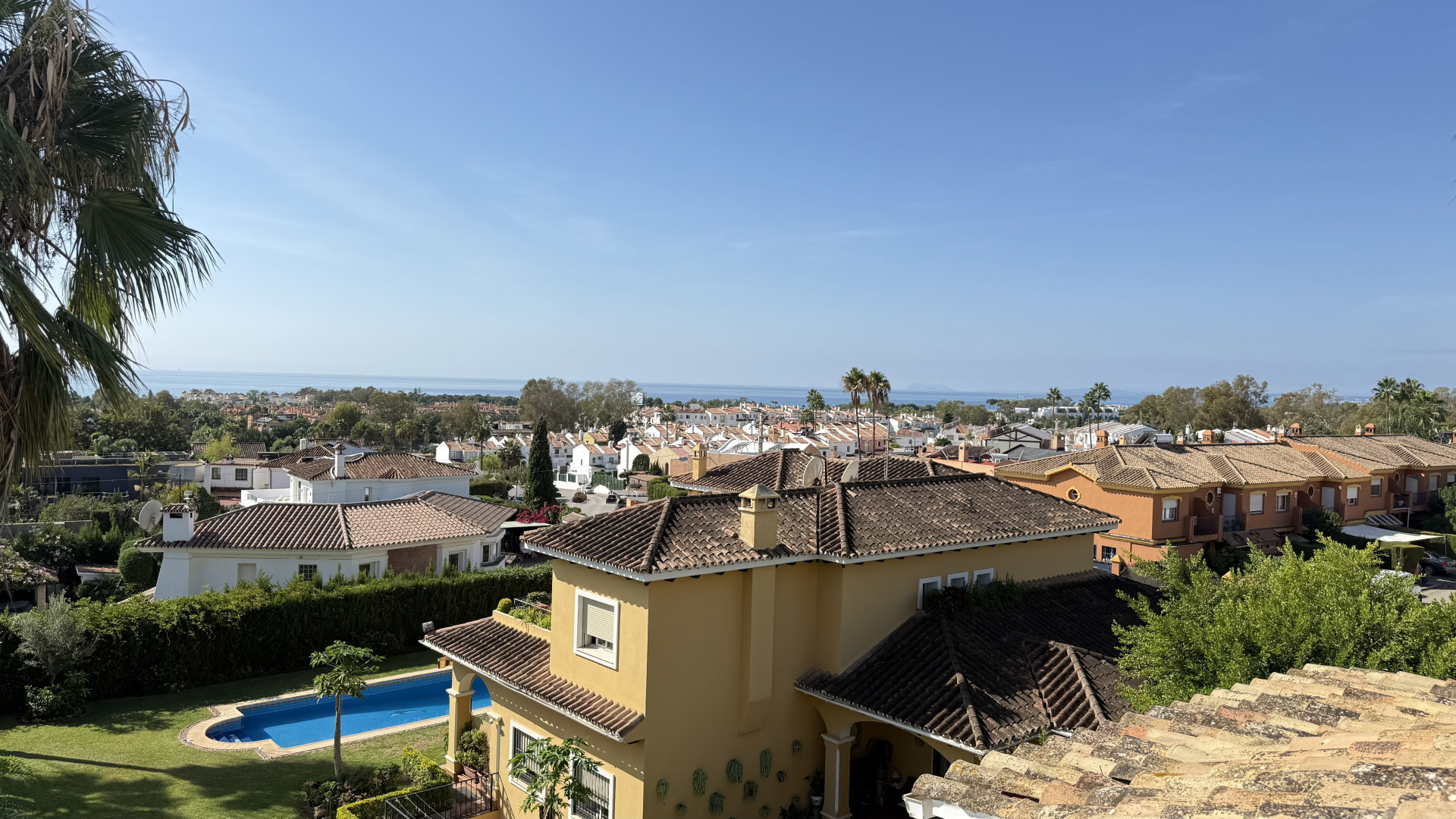 Spacious 3-bedroom apartment with sea views nearby numerous golf courses