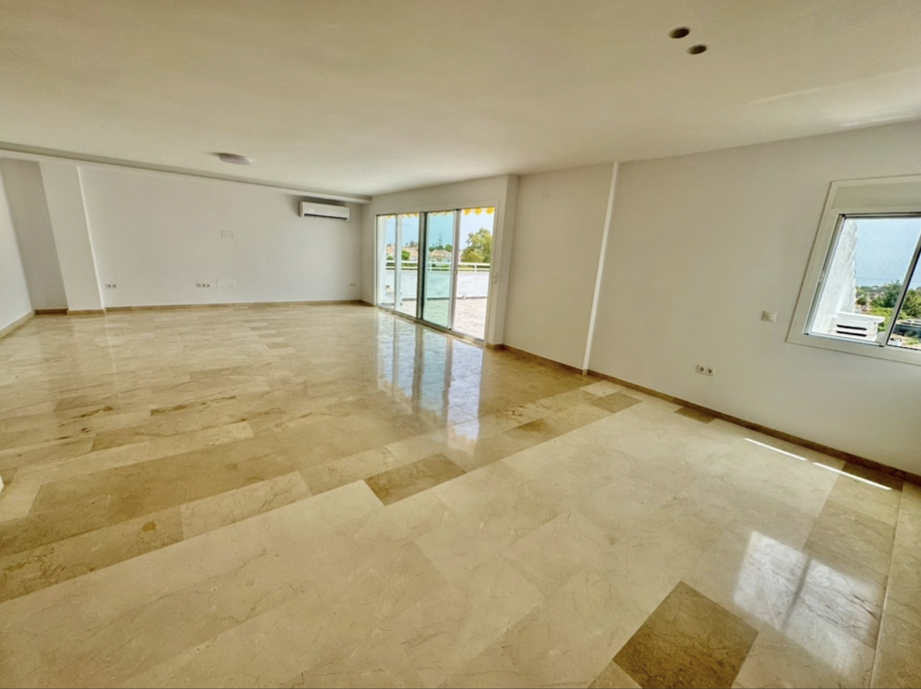 Spacieux appartement de 3 chambres avec vue sur la mer, à proximité de nombreux parcours de golf