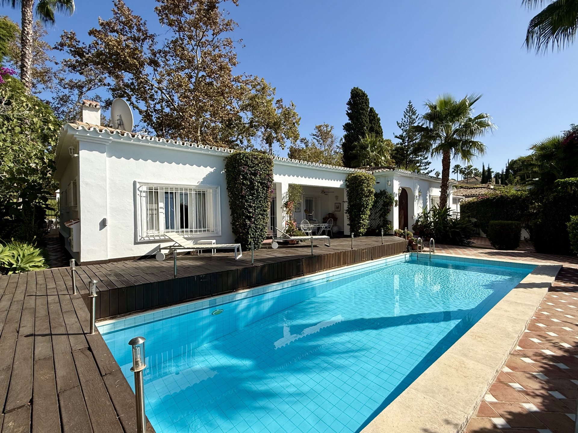 Excellent investment opportunity! Frontline golf in Guadalmina Alta