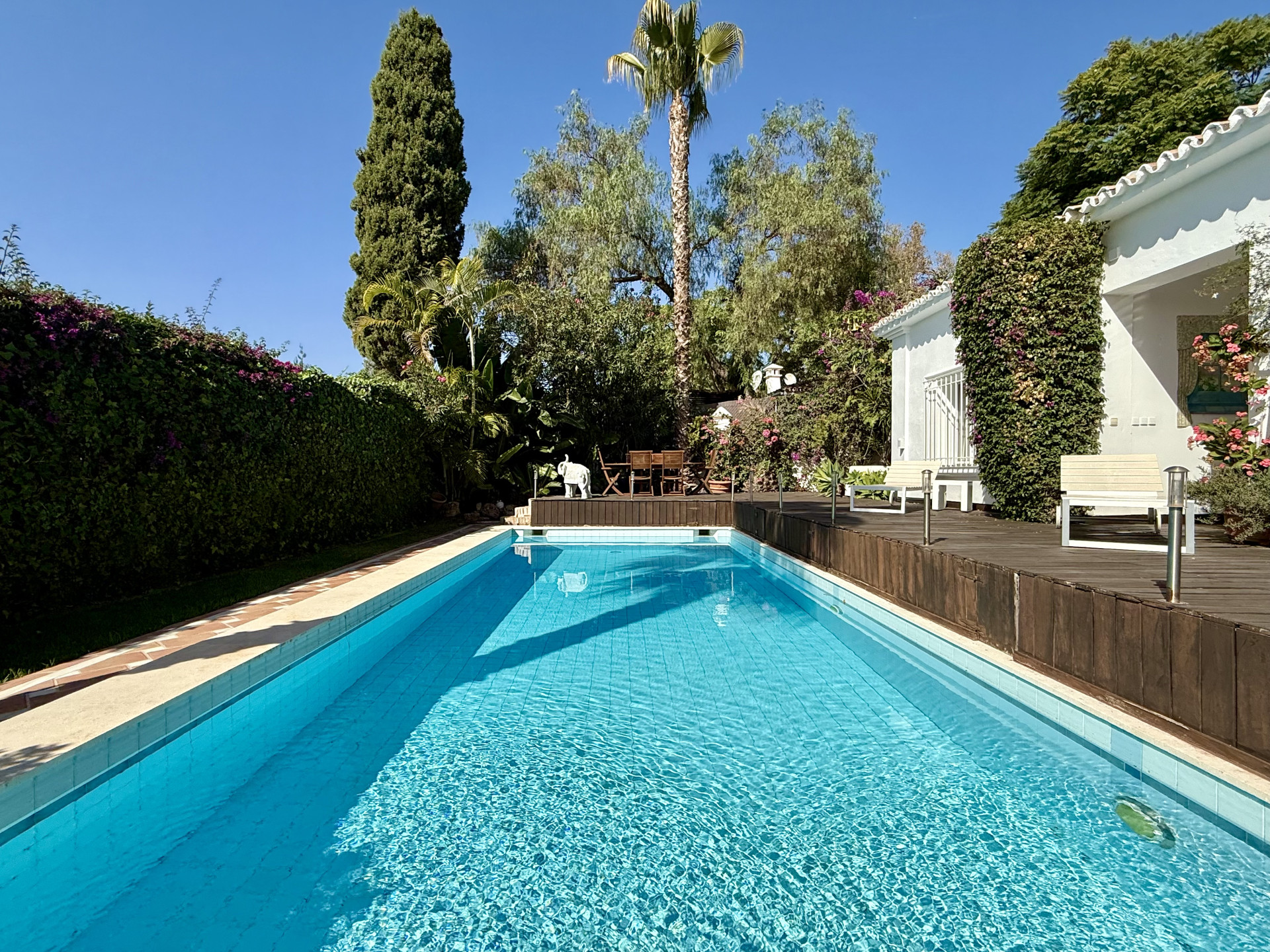 Excellent investment opportunity! Frontline golf in Guadalmina Alta