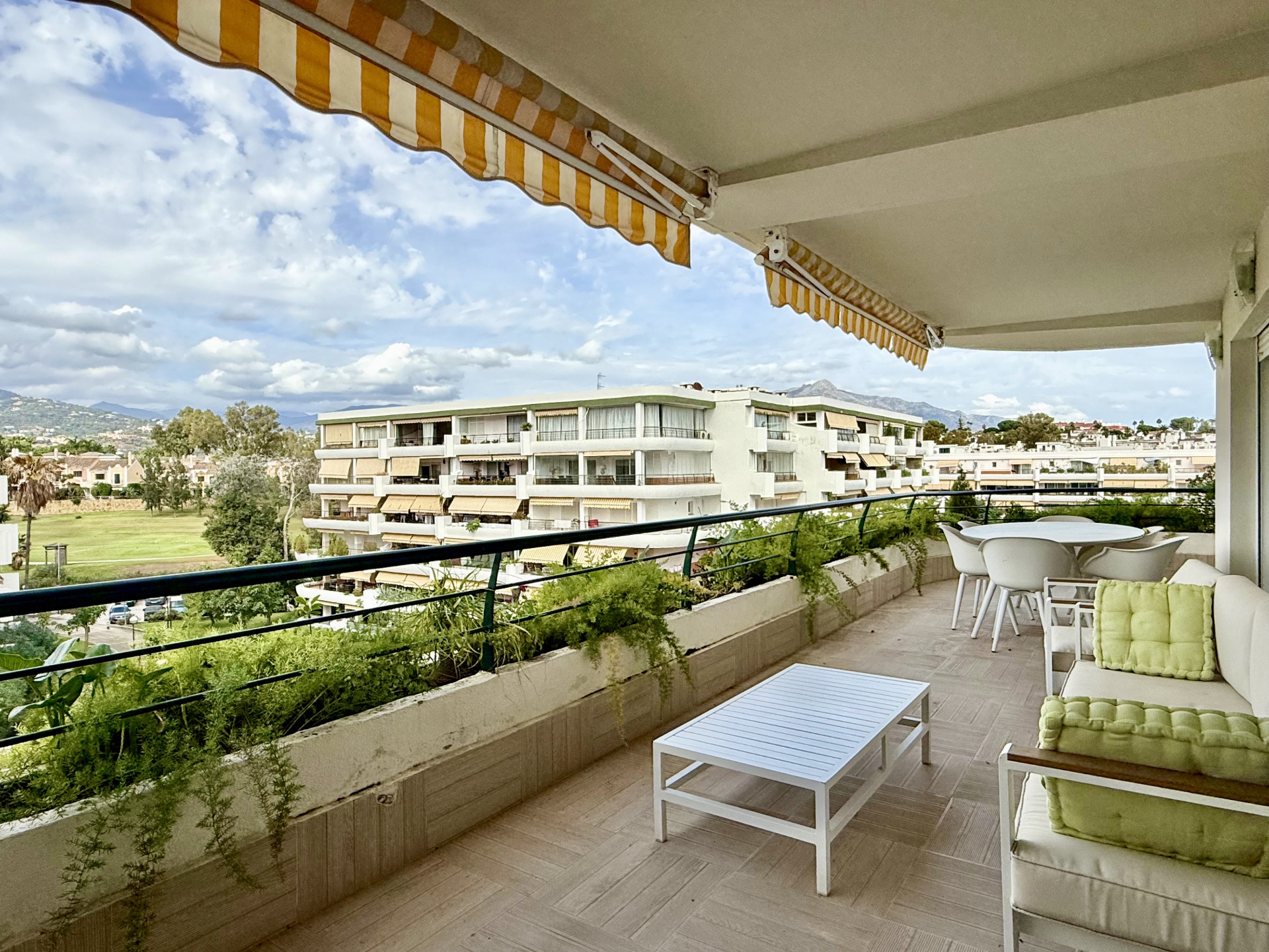 Spacious 3-bedroom corner apartment in Guadalmina Alta