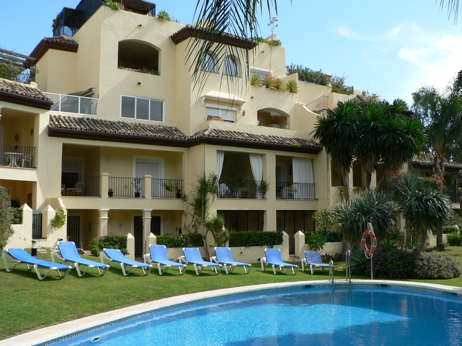 Excellent opportunity! Very sunny corner penthouse located in Guadalmina Alta