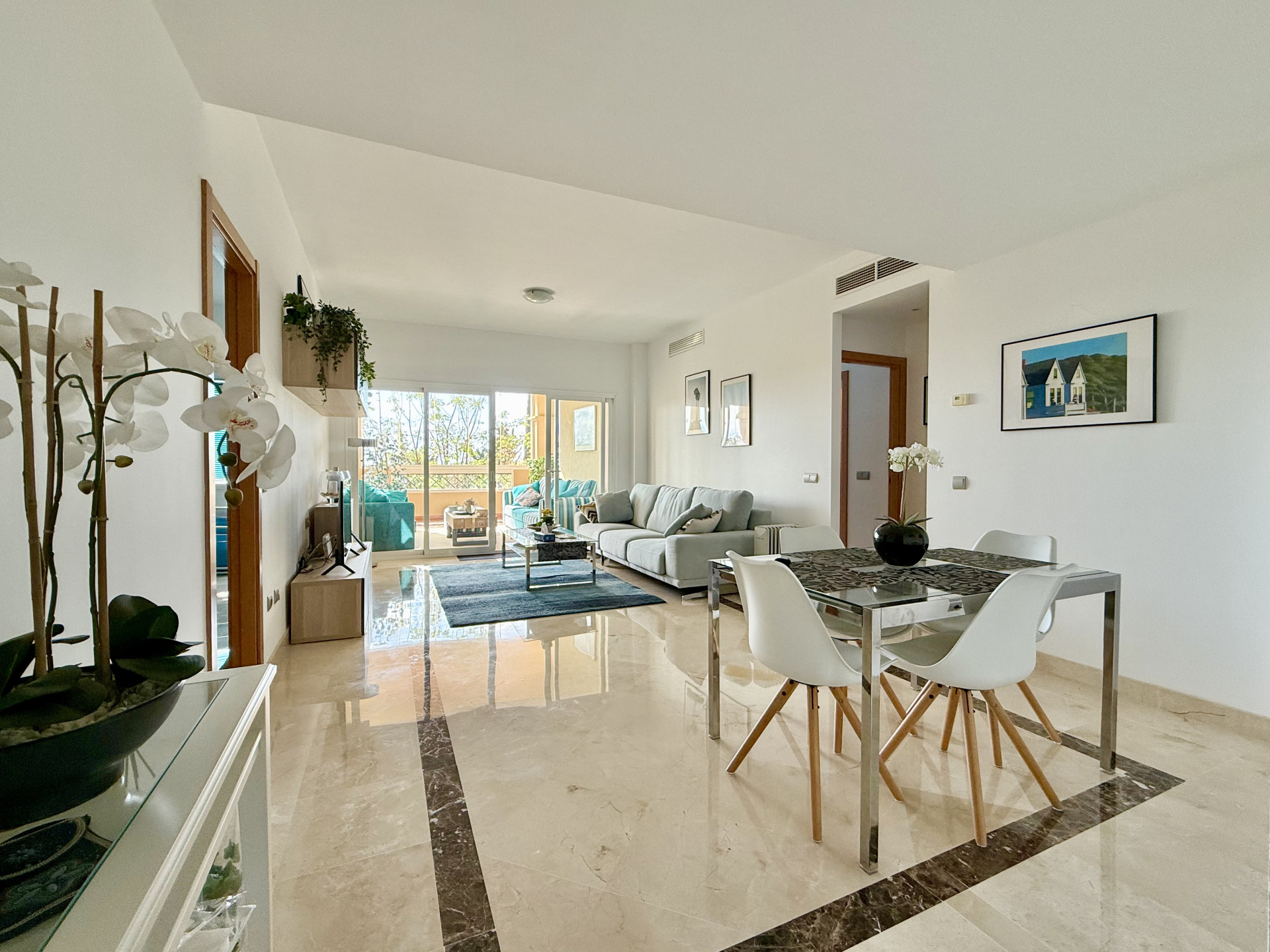 Appartement élégant de trois chambres avec vue imprenable sur la mer et la montagne à Toscana Hills, Benahavís