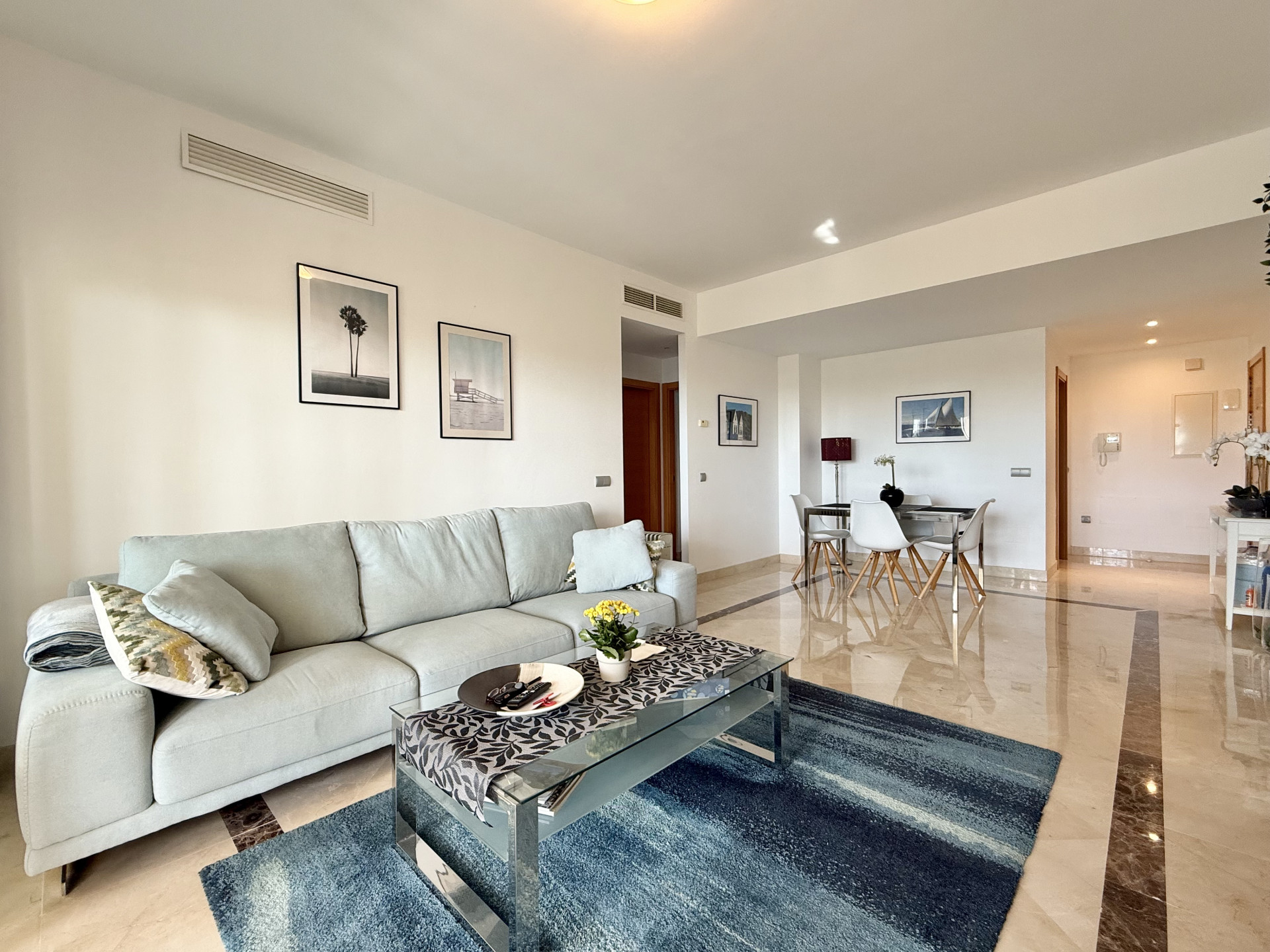 Appartement élégant de trois chambres avec vue imprenable sur la mer et la montagne à Toscana Hills, Benahavís