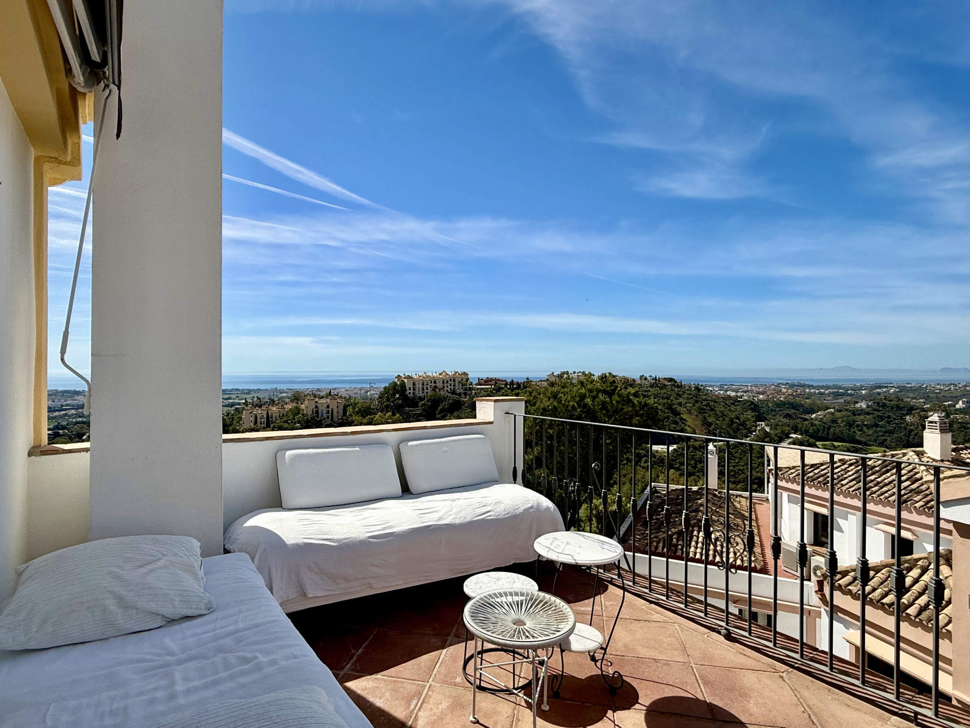 Cosy 3-bedroom townhouse nestled in the heart of La Heredia, a hilltop village celebrated for its security and timeless Andalusian soul.