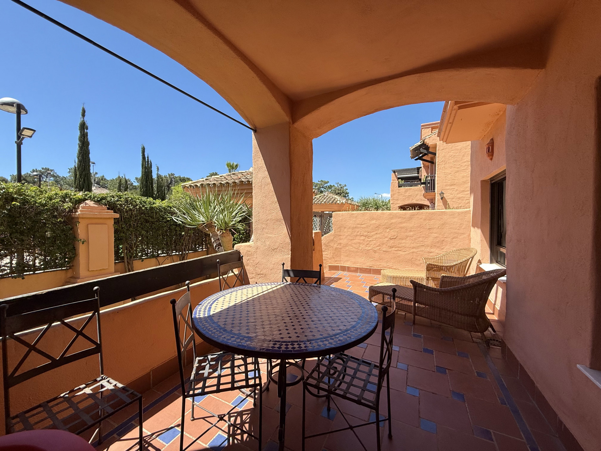 Spacious and welcoming ground-floor apartment located just  a few steps from the beach
