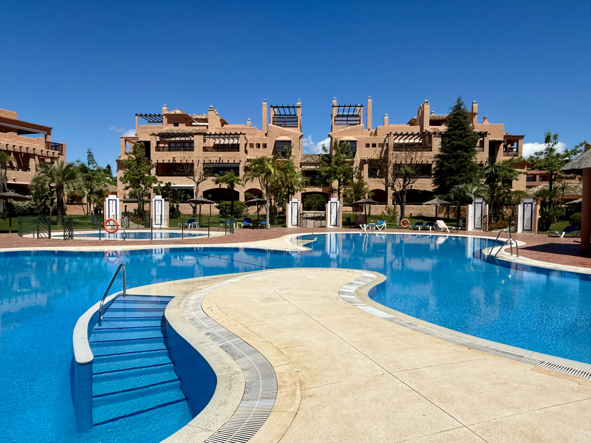 Spacious and welcoming ground-floor apartment located just  a few steps from the beach