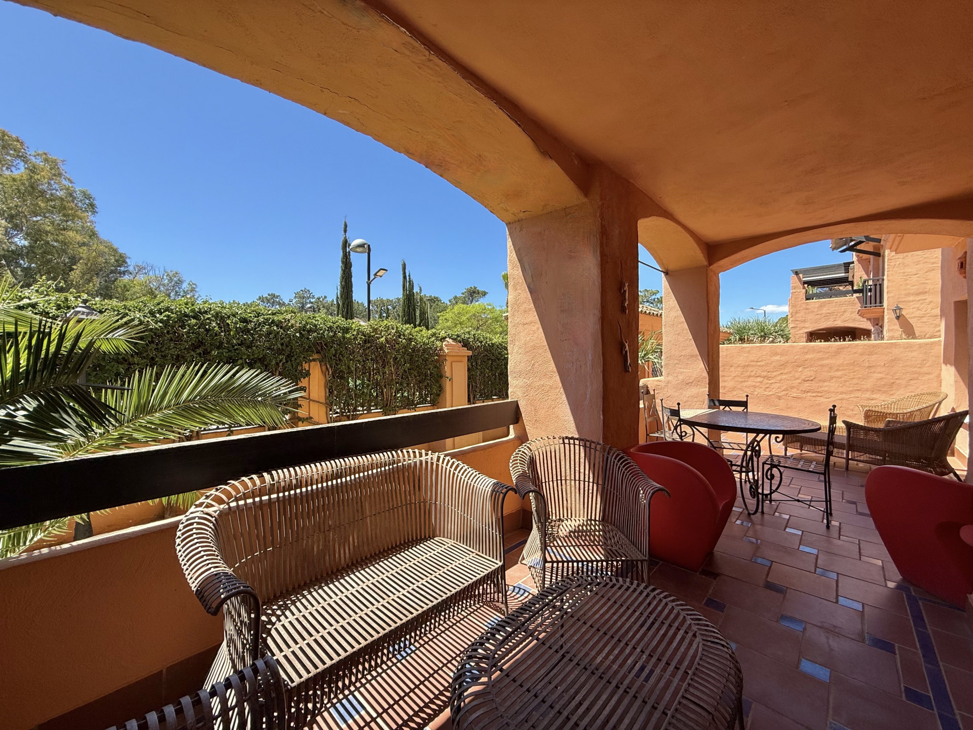 Spacious and welcoming ground-floor apartment located just  a few steps from the beach
