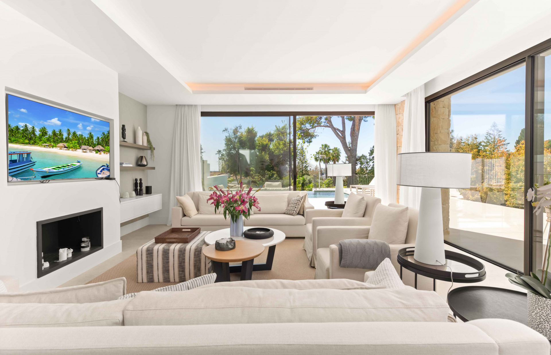 Recently built villa located in the quiet area of Altavista, San Pedro de Alcántara.