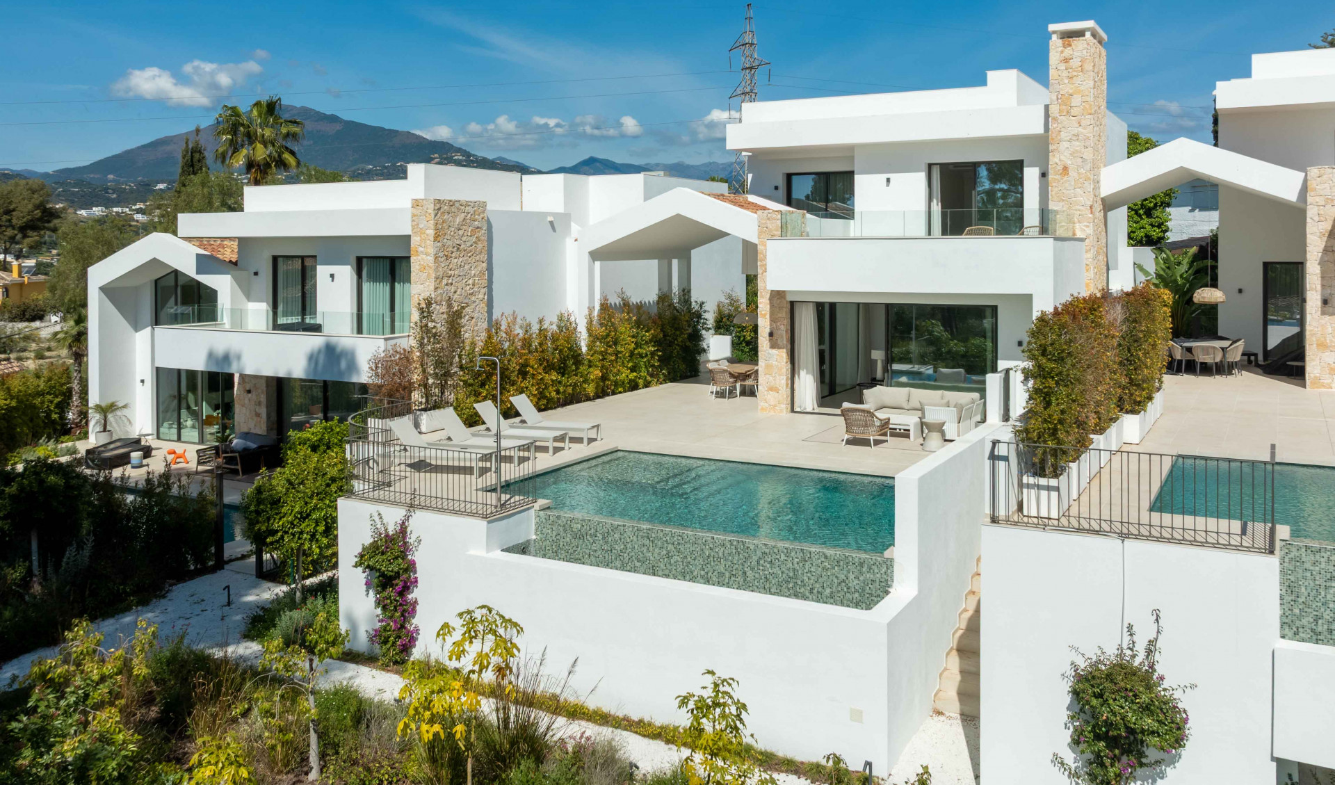 Recently built villa located in the quiet area of Altavista, San Pedro de Alcántara.
