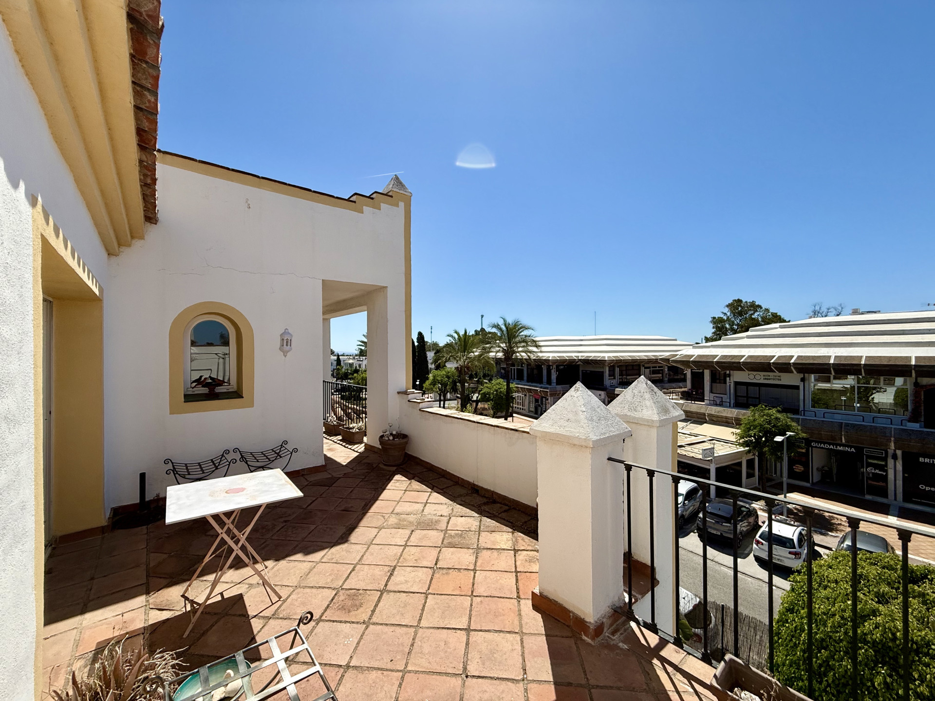 Spacious three-bedroom duplex penthouse with large terraces in Guadalmina Alta
