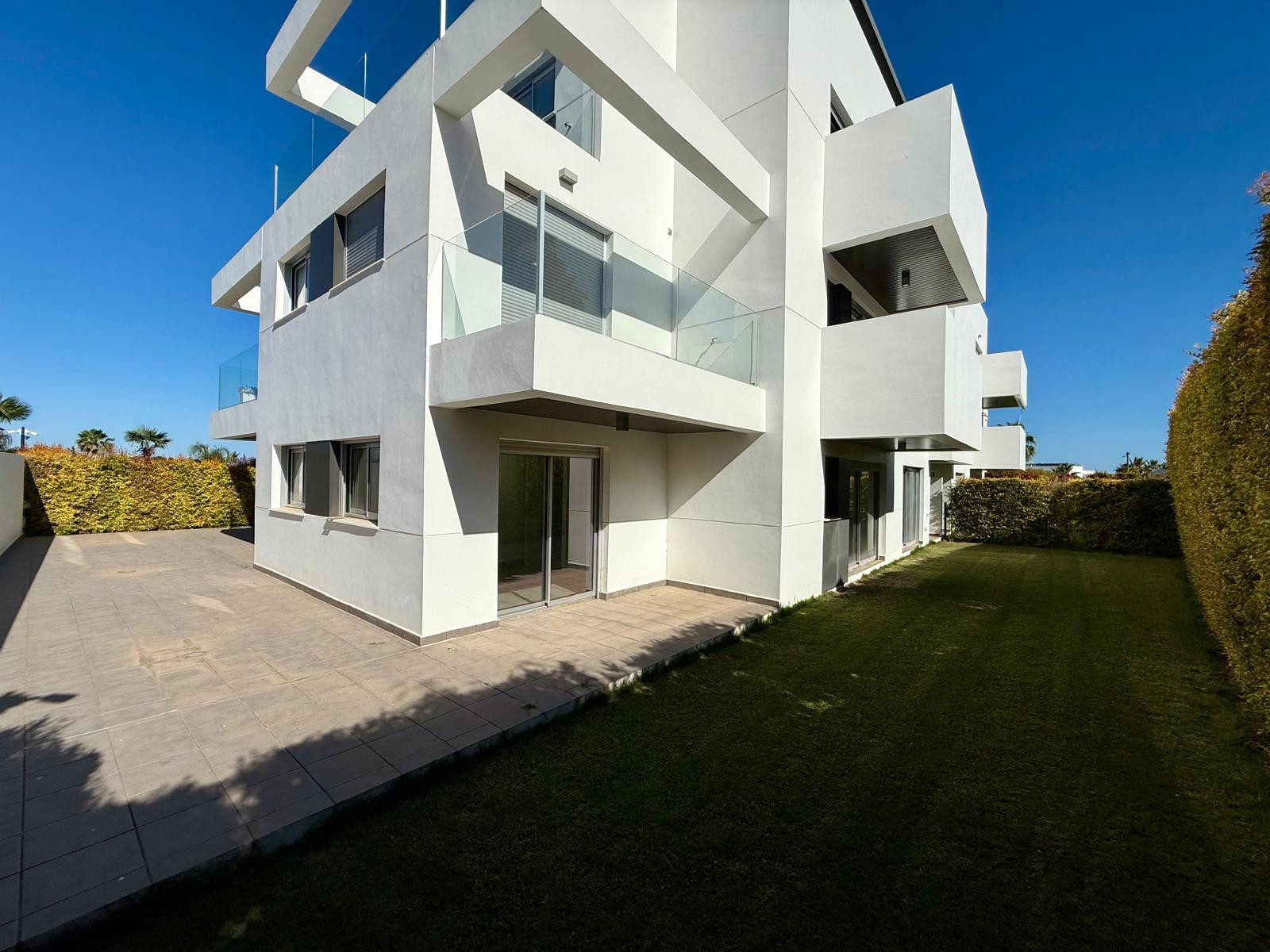 Exclusive ground floor corner apartment with large terrace and private garden in Marques de Guadalmina, East Estepona