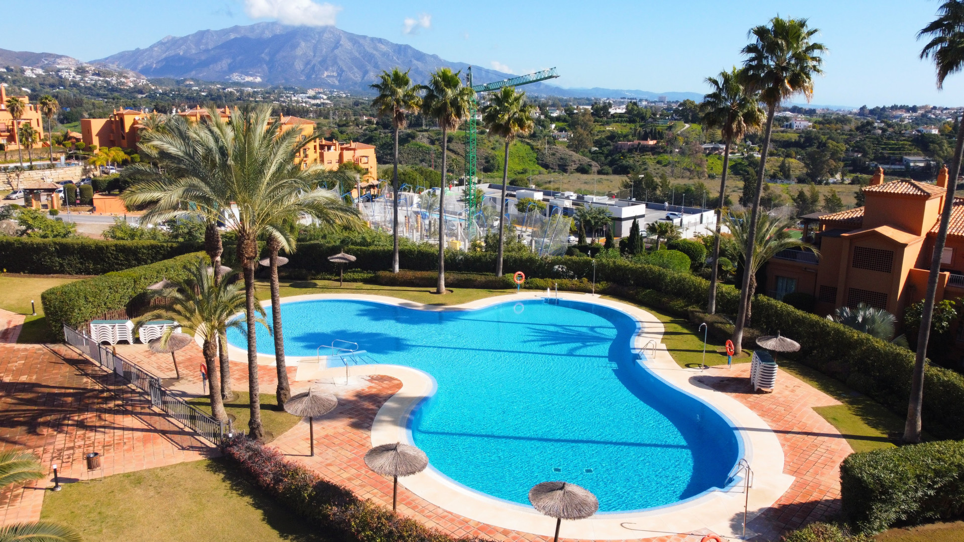 Spacious southwest-facing apartment with beautiful sea and golf views in Las Lomas del Conde Luque.
