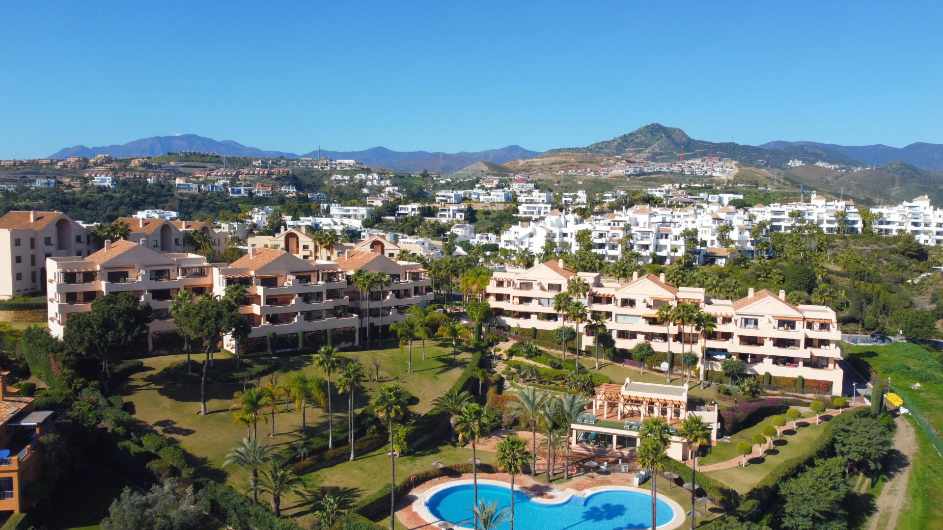 Spacious southwest-facing apartment with beautiful sea and golf views in Las Lomas del Conde Luque.